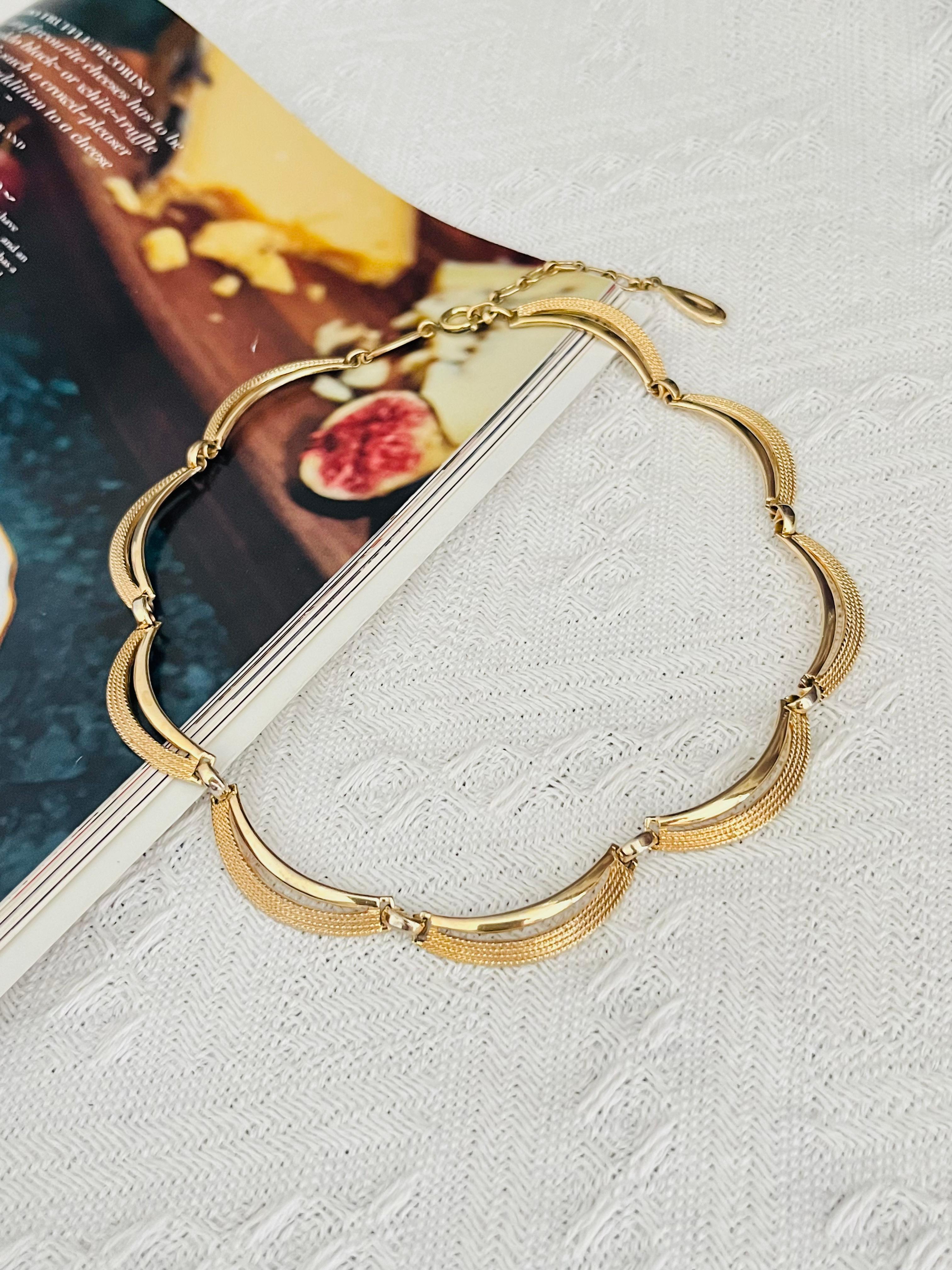 Christian Dior GROSSE 1961 Vintage Textured Glow Dots Curved Crescent Necklace Unisexe en vente
