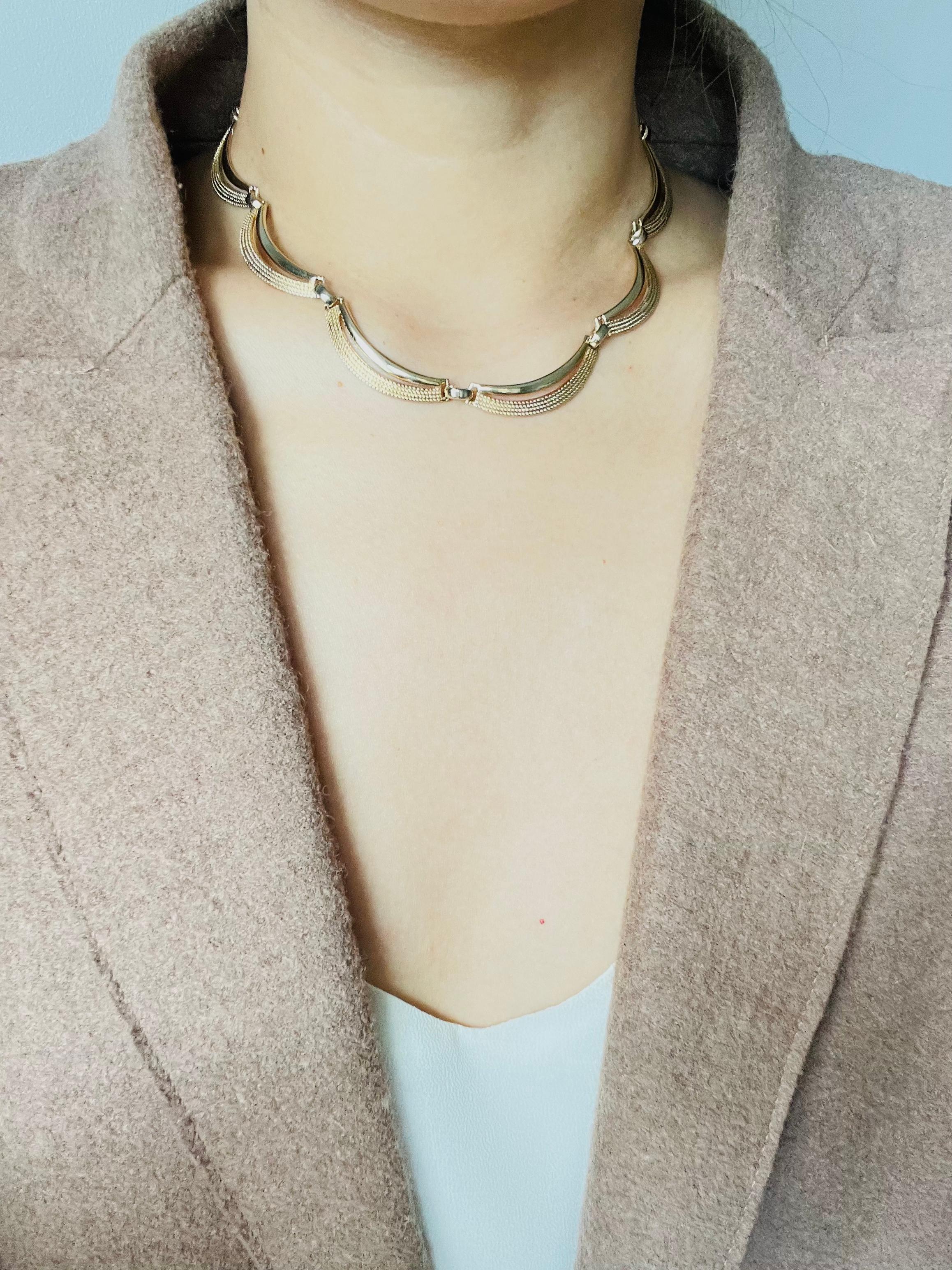 Christian Dior GROSSE 1961 Vintage Textured Glow Dots Curved Crescent Necklace en vente 1