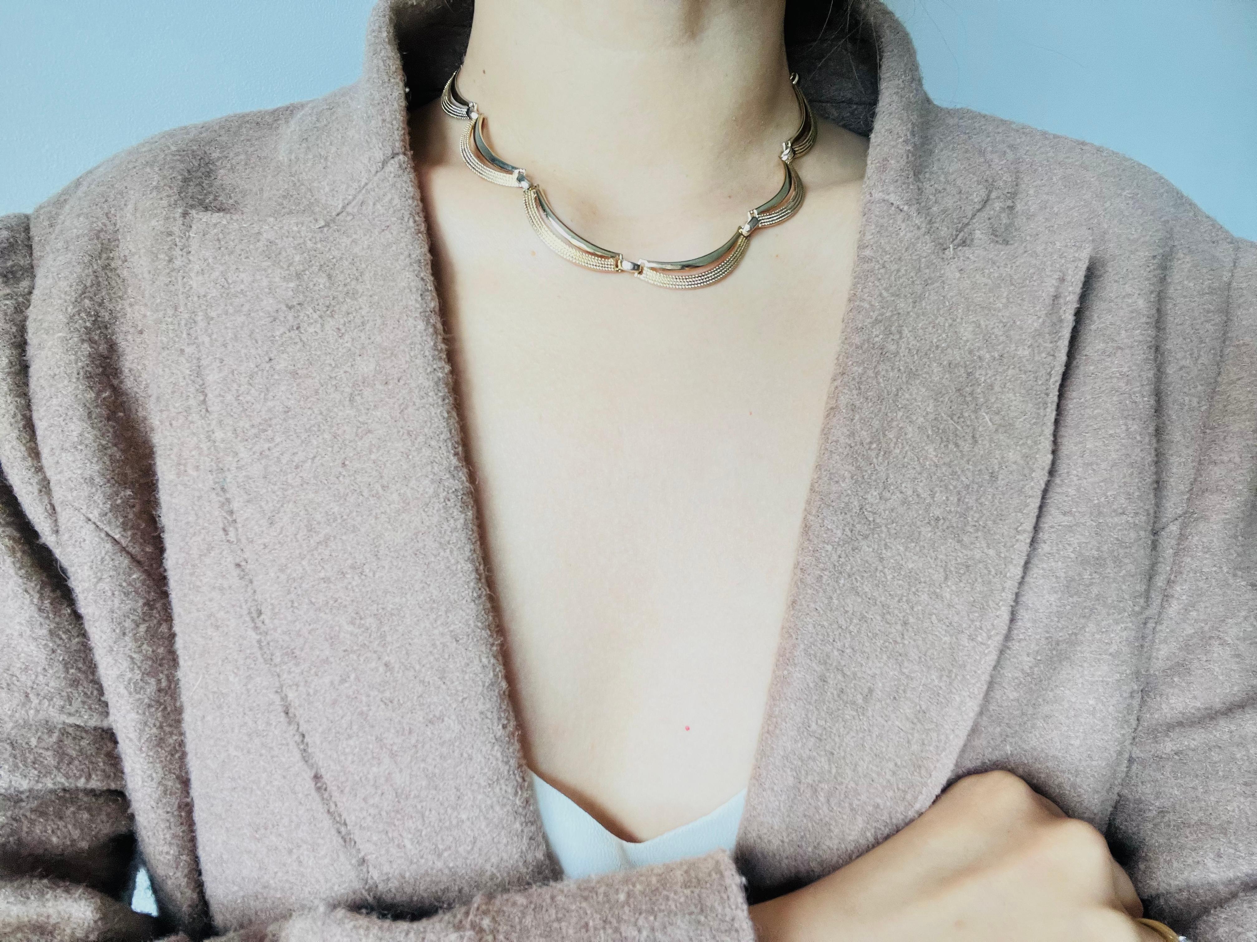 Christian Dior GROSSE 1961 Vintage Textured Glow Dots Curved Crescent Necklace en vente 2