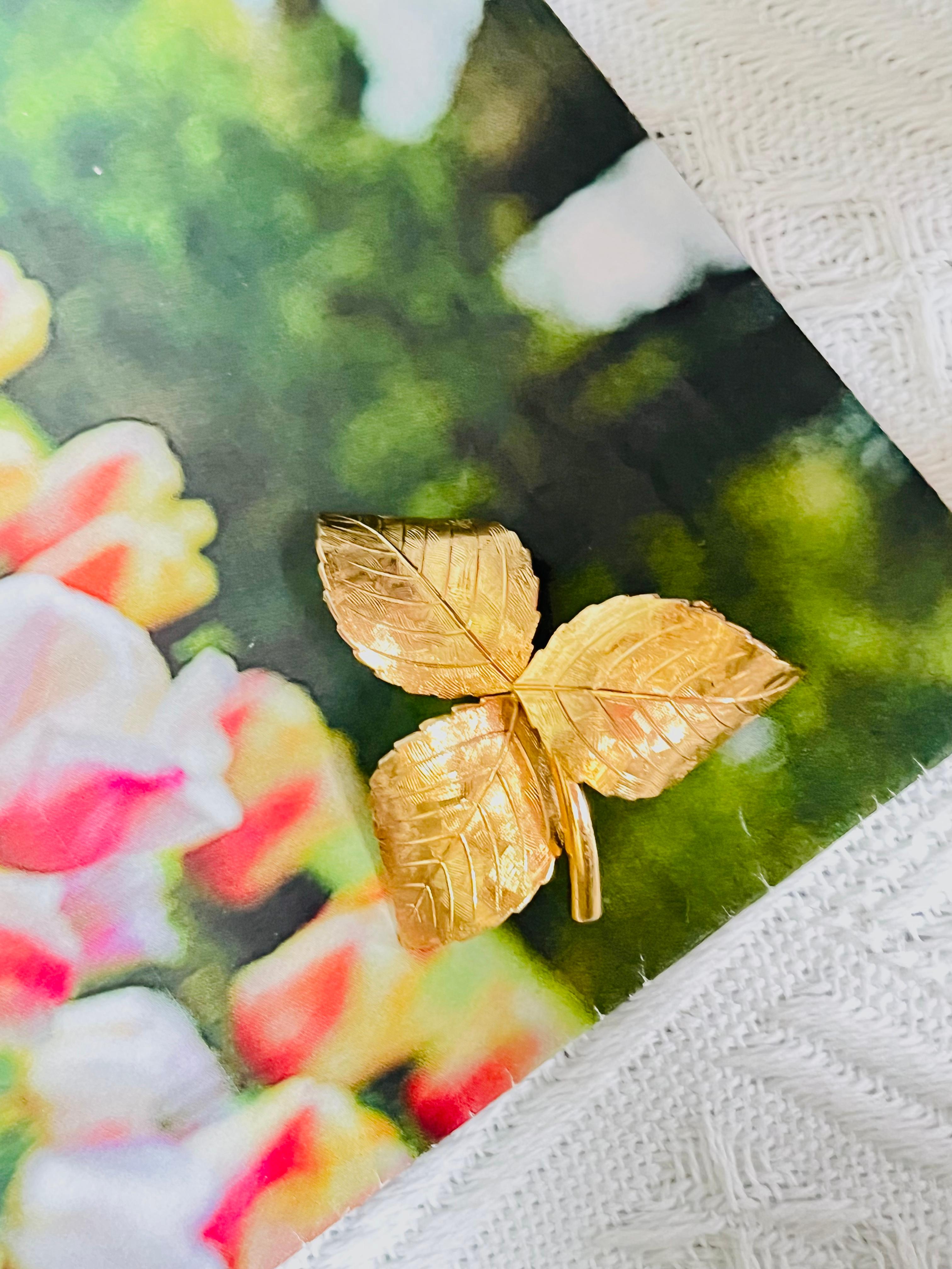 Art Déco Christian Dior GROSSE 1961 Trio d'epoca con foglie ondulate e vorticose, spilla in oro in vendita