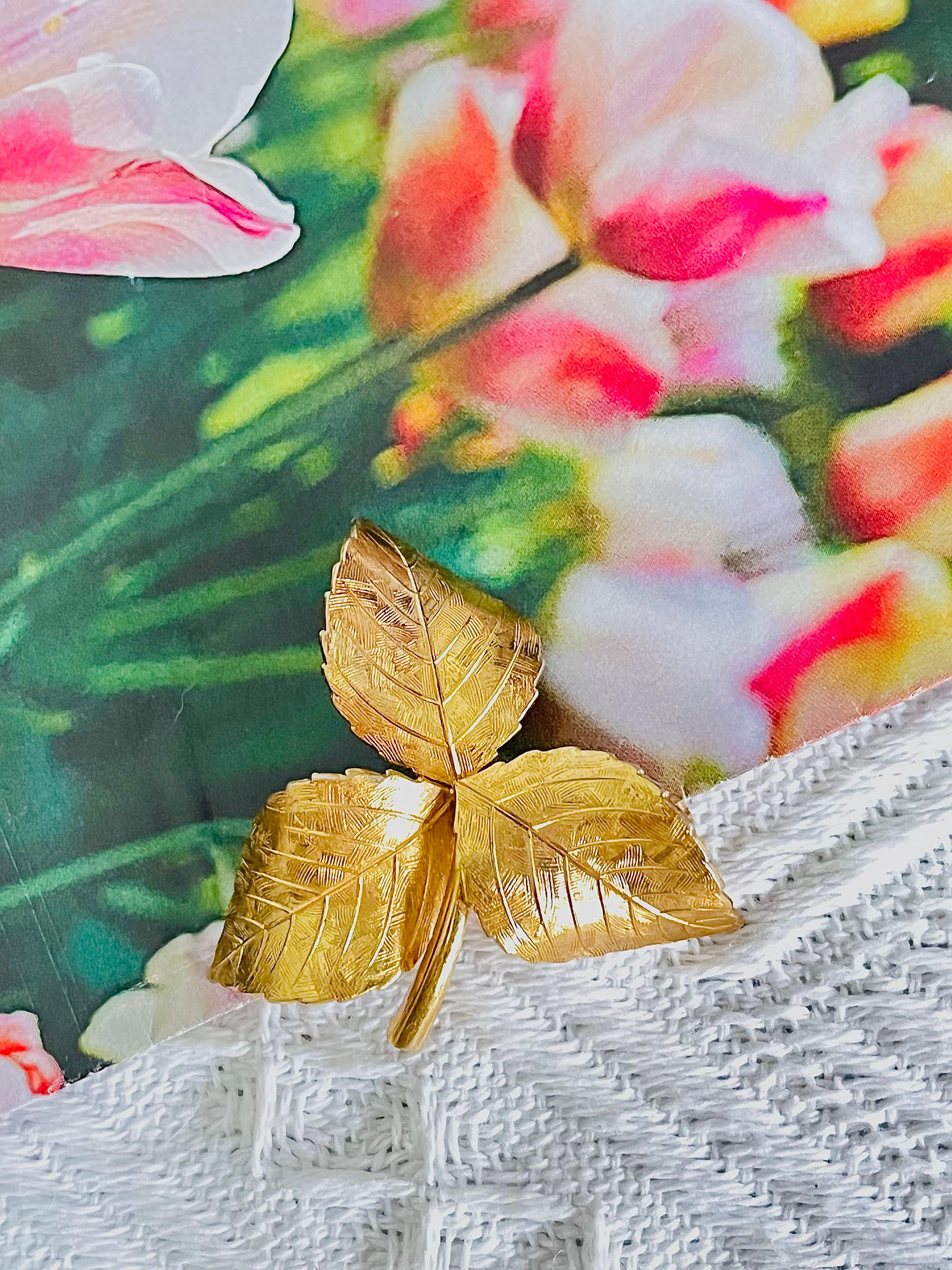 Christian Dior GROSSE 1961 Trio d'epoca con foglie ondulate e vorticose, spilla in oro In condizioni ottime in vendita a Wokingham, England