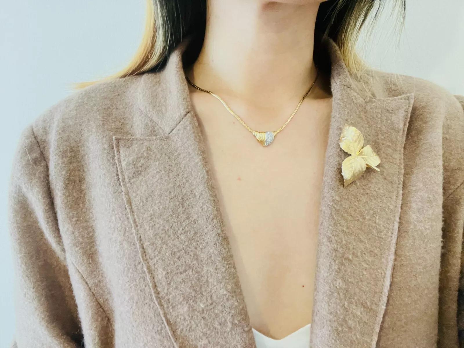 Christian Dior GROSSE 1961 Trio d'epoca con foglie ondulate e vorticose, spilla in oro in vendita 1