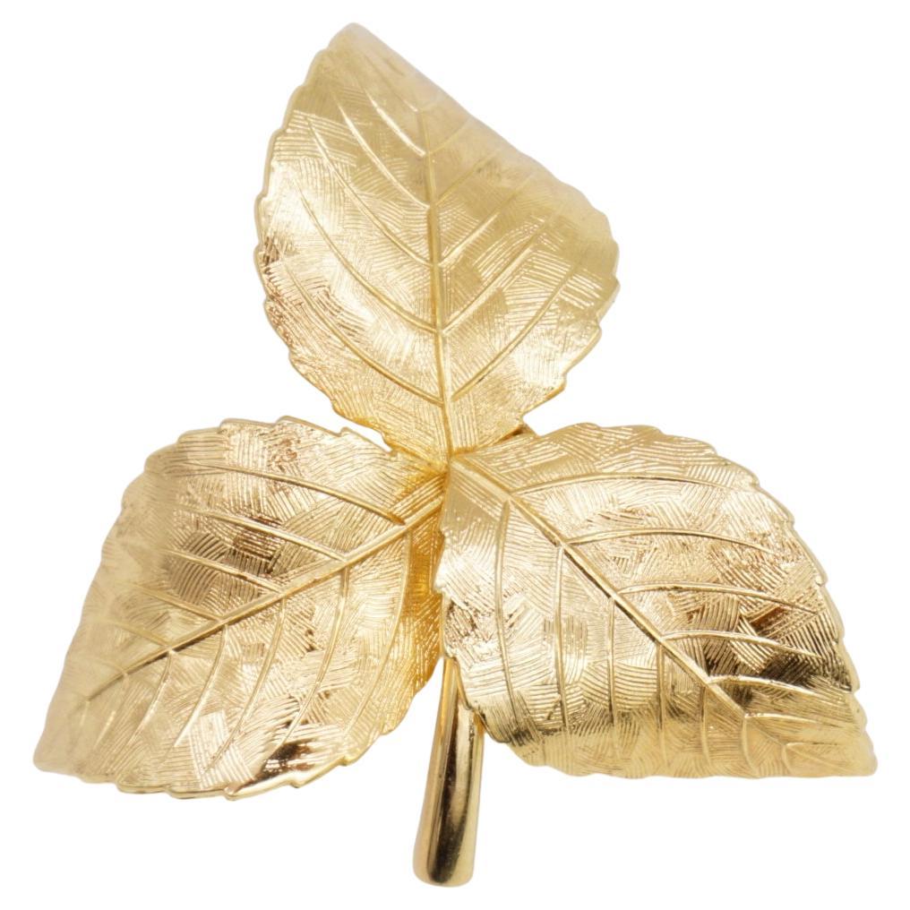 Christian Dior GROSSE 1961 Spilla d
epoca a triangolo vivace con tre volute ondulate e foglie