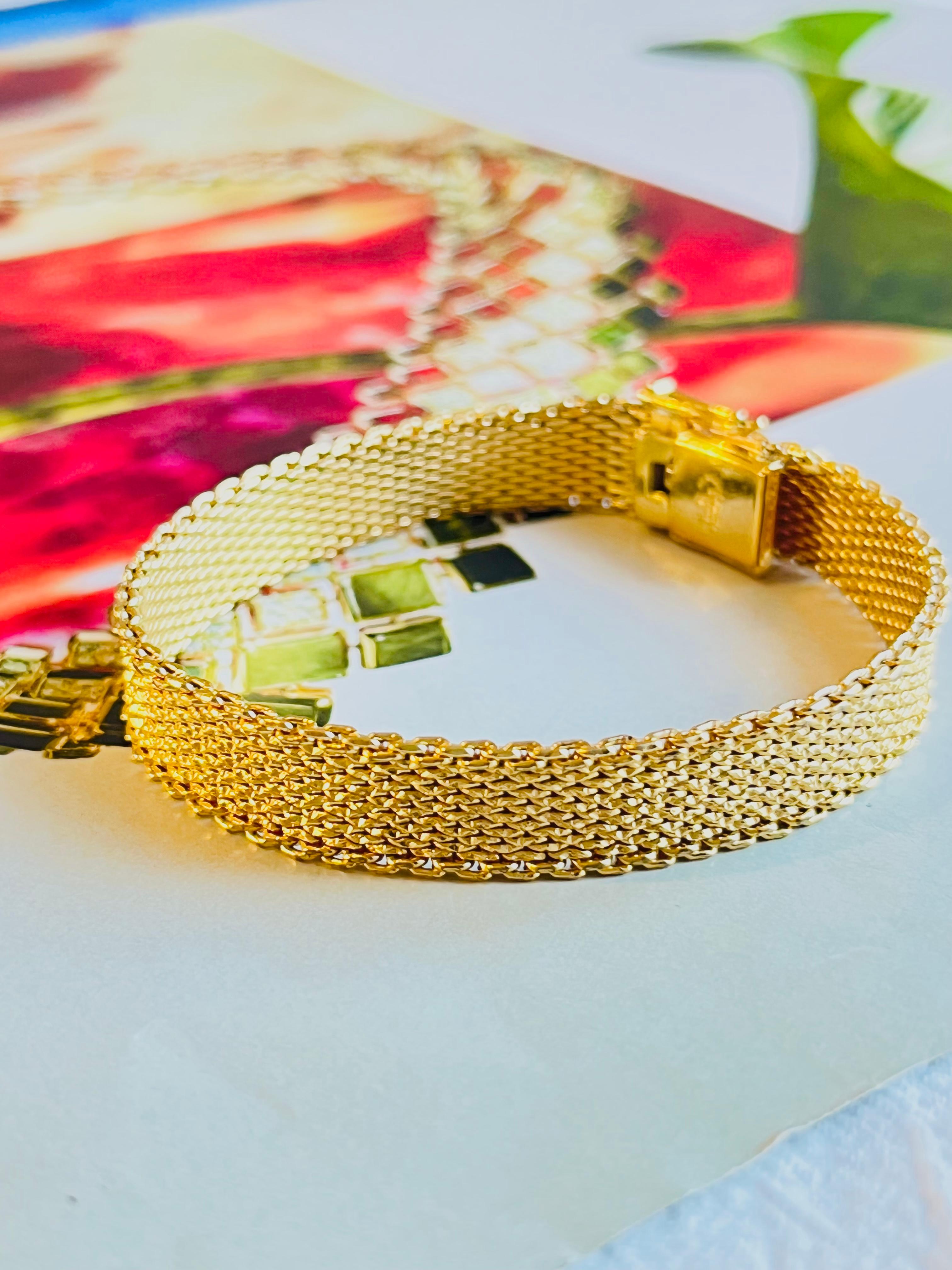 Christian Dior GROSSE 1962 Unisex Ridged Weave Link Mesh Modernist Manschettenarmband, Gold-Ton

Ein sehr schönes Armband von Chr. DIOR GROSSE, signiert auf der Rückseite.

Sehr guter Zustand und sehr neu. 100% echt.

Größe: 18,0 *1,0 cm.

Gewicht: