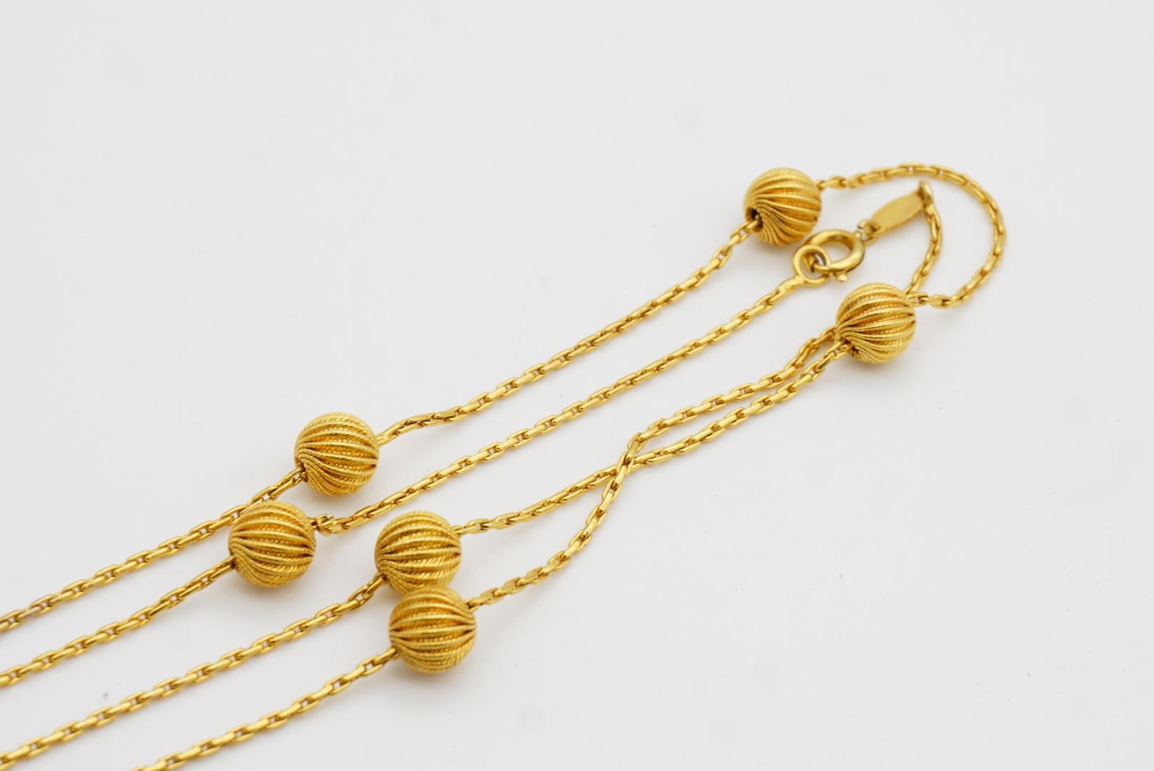 Christian Dior GROSSE 1962 Collana lunga in oro con charms a forma di sfere circolari in vendita 8