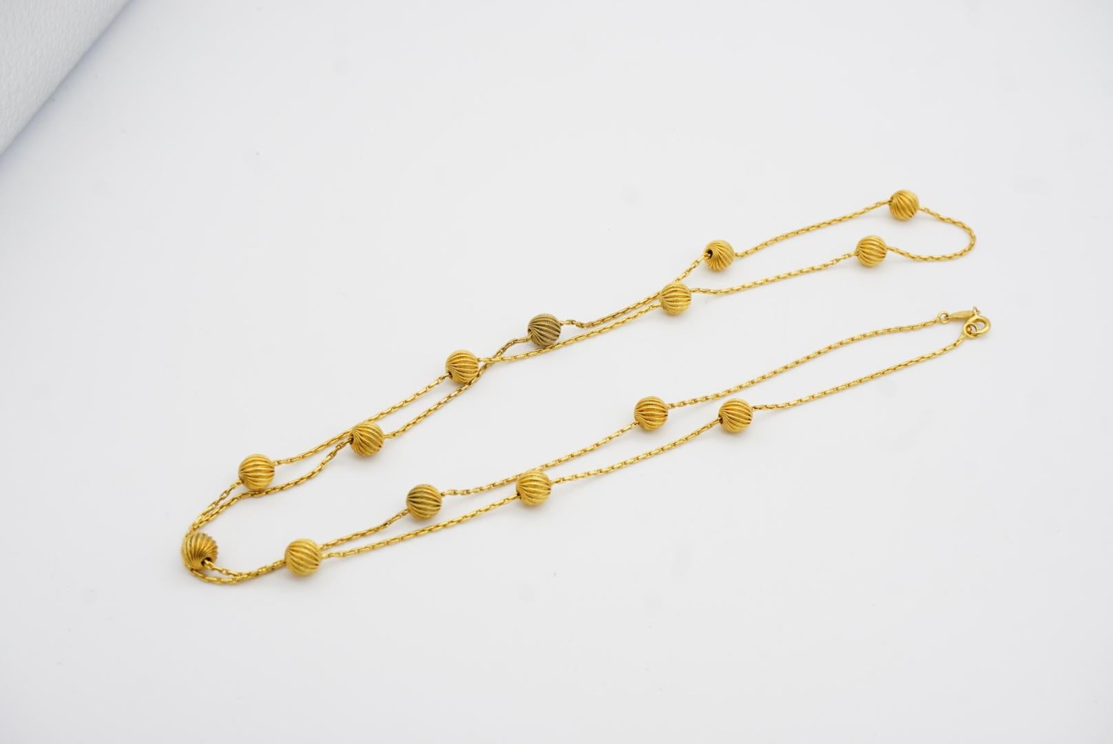 Christian Dior GROSSE 1962 Collana lunga in oro con charms a forma di sfere circolari in vendita 10