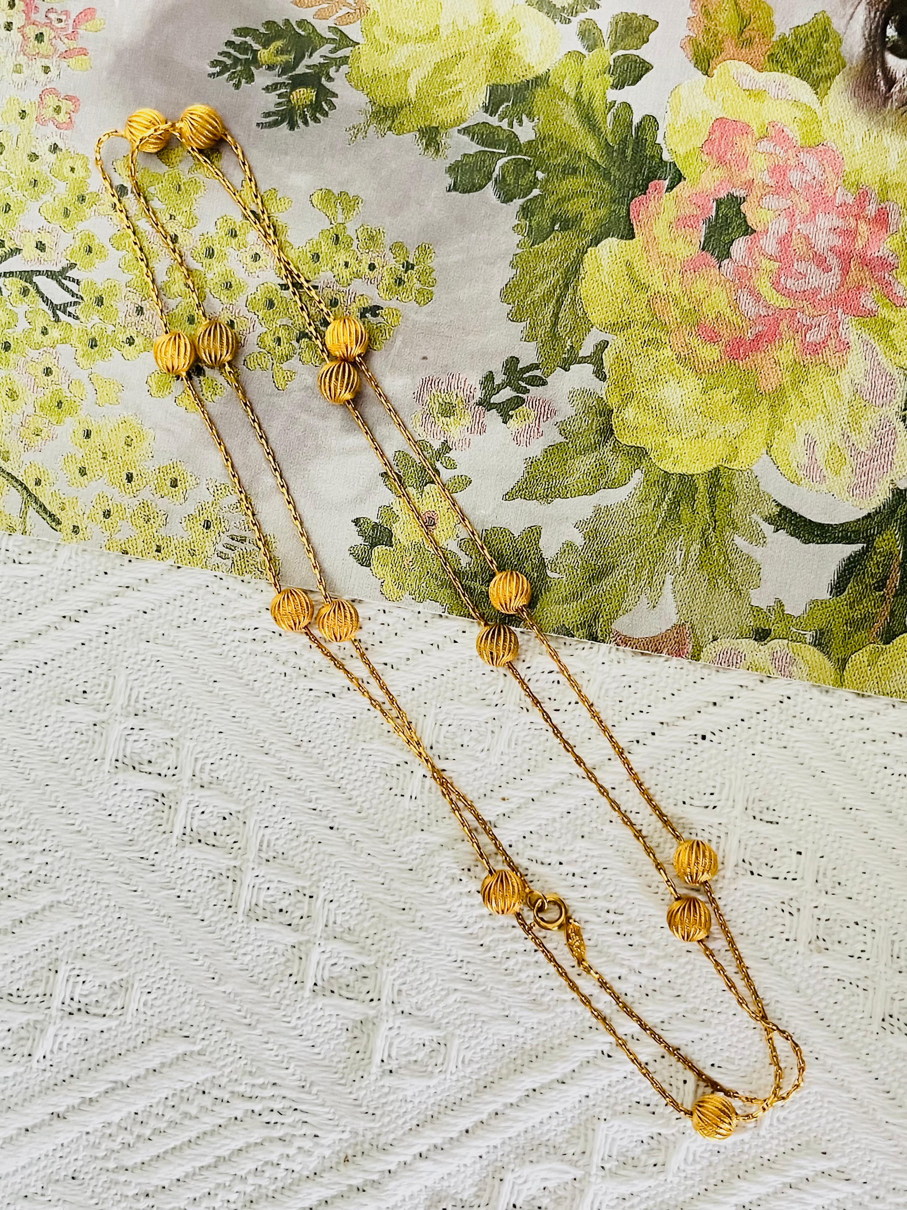 Art Déco Christian Dior GROSSE 1962 Collana lunga in oro con charms a forma di sfere circolari in vendita