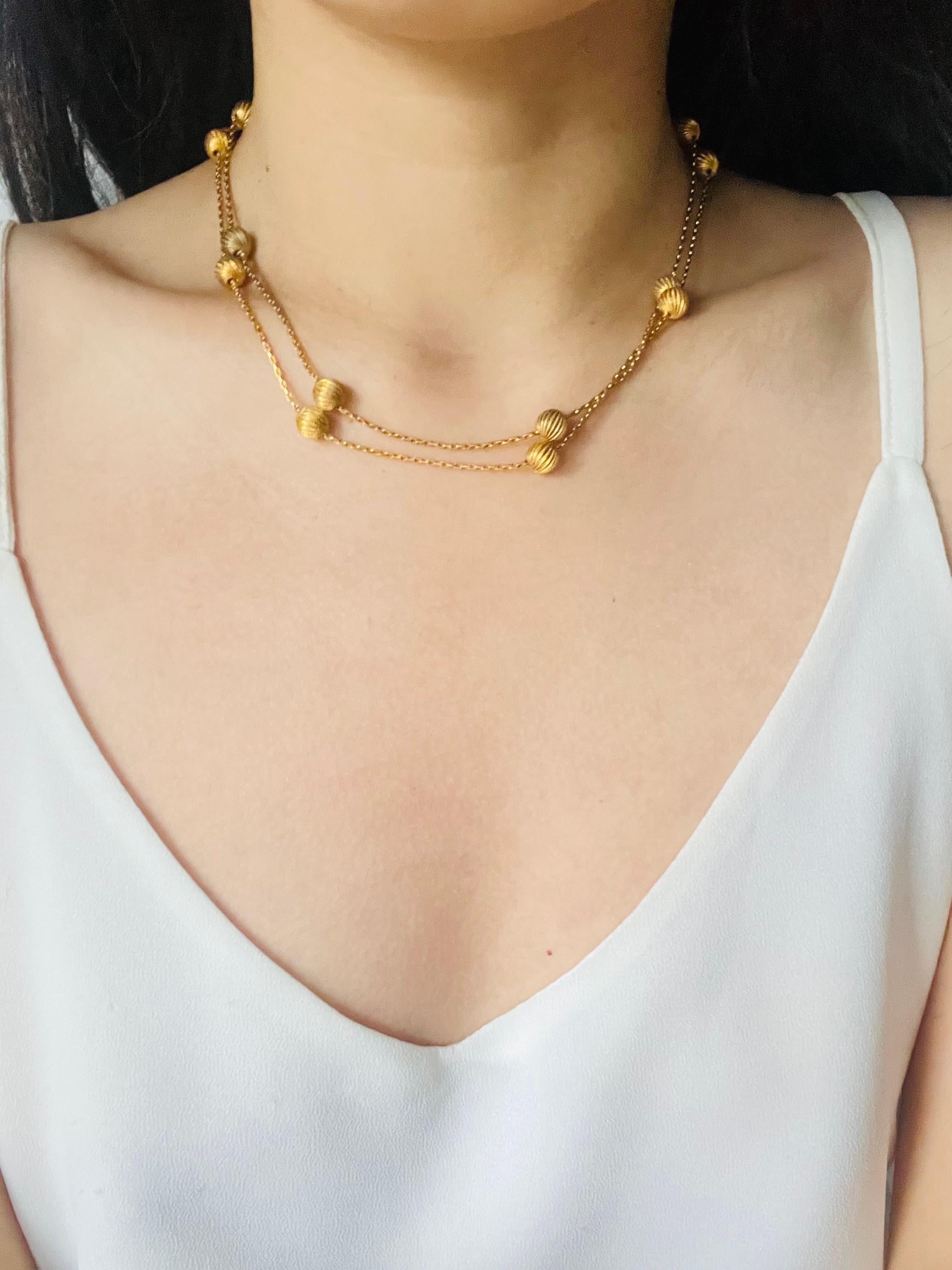 Christian Dior GROSSE 1962 Collana lunga in oro con charms a forma di sfere circolari in vendita 1