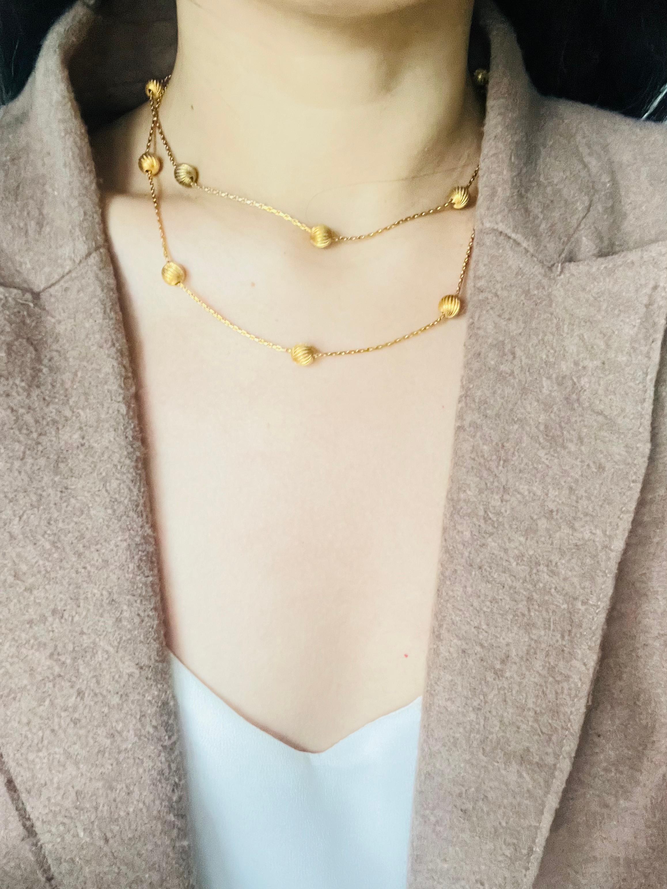 Christian Dior GROSSE 1962 Collana lunga in oro con charms a forma di sfere circolari in vendita 2