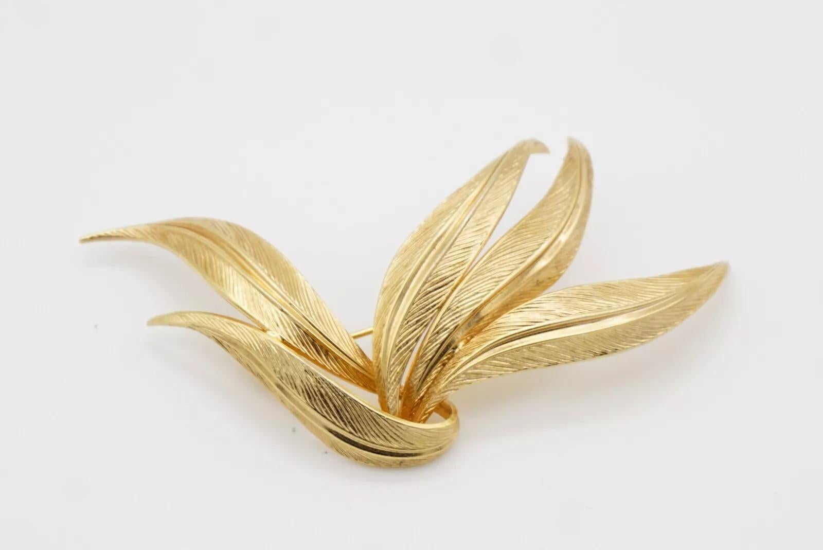 Christian Dior GROSSE 1962 Spilla d'oro a forma di grande fiore ondulato e testurizzato d'annata 5