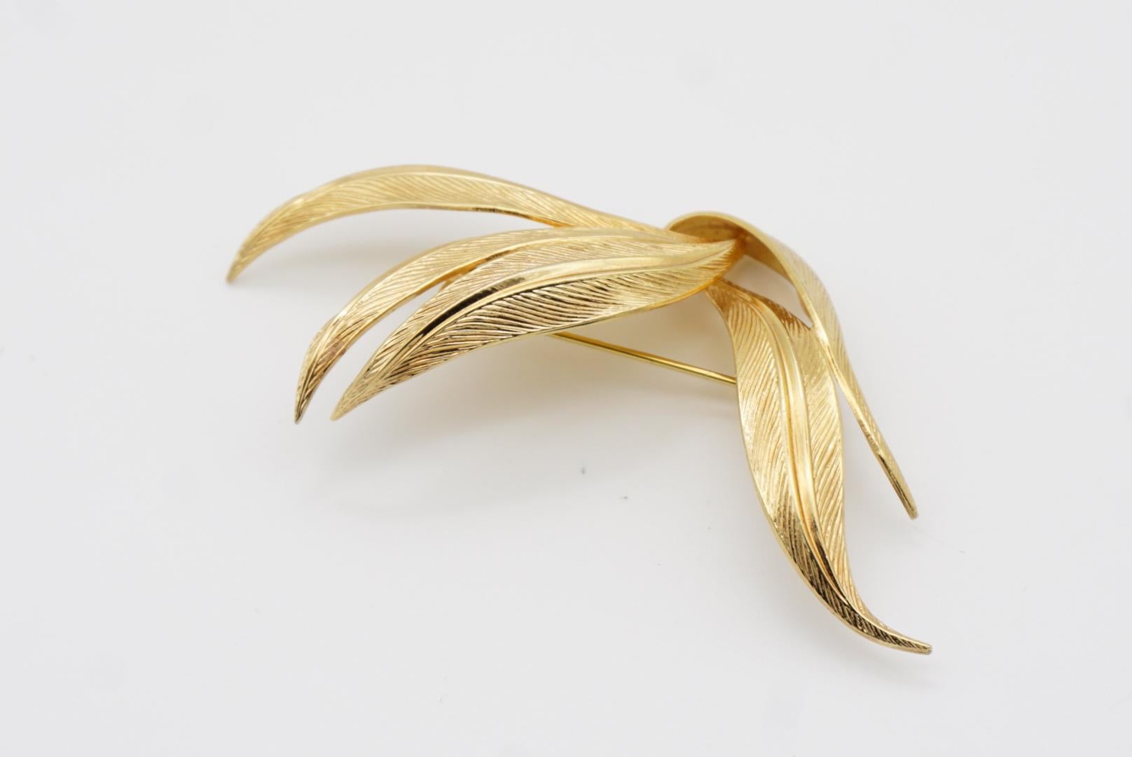 Christian Dior GROSSE 1962 Vintage Large Textured Wavy Leaf Flower Gold Brooch For Sale 6