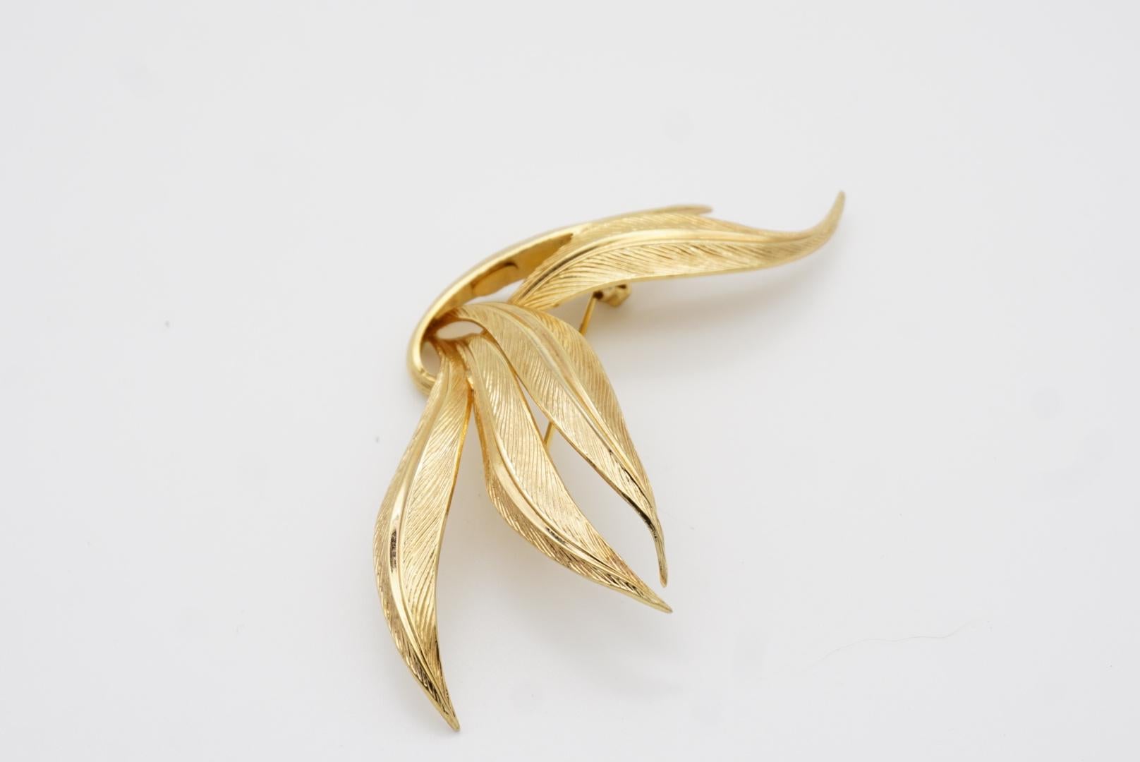 Christian Dior GROSSE 1962 Vintage Large Textured Wavy Leaf Flower Gold Brooch For Sale 7