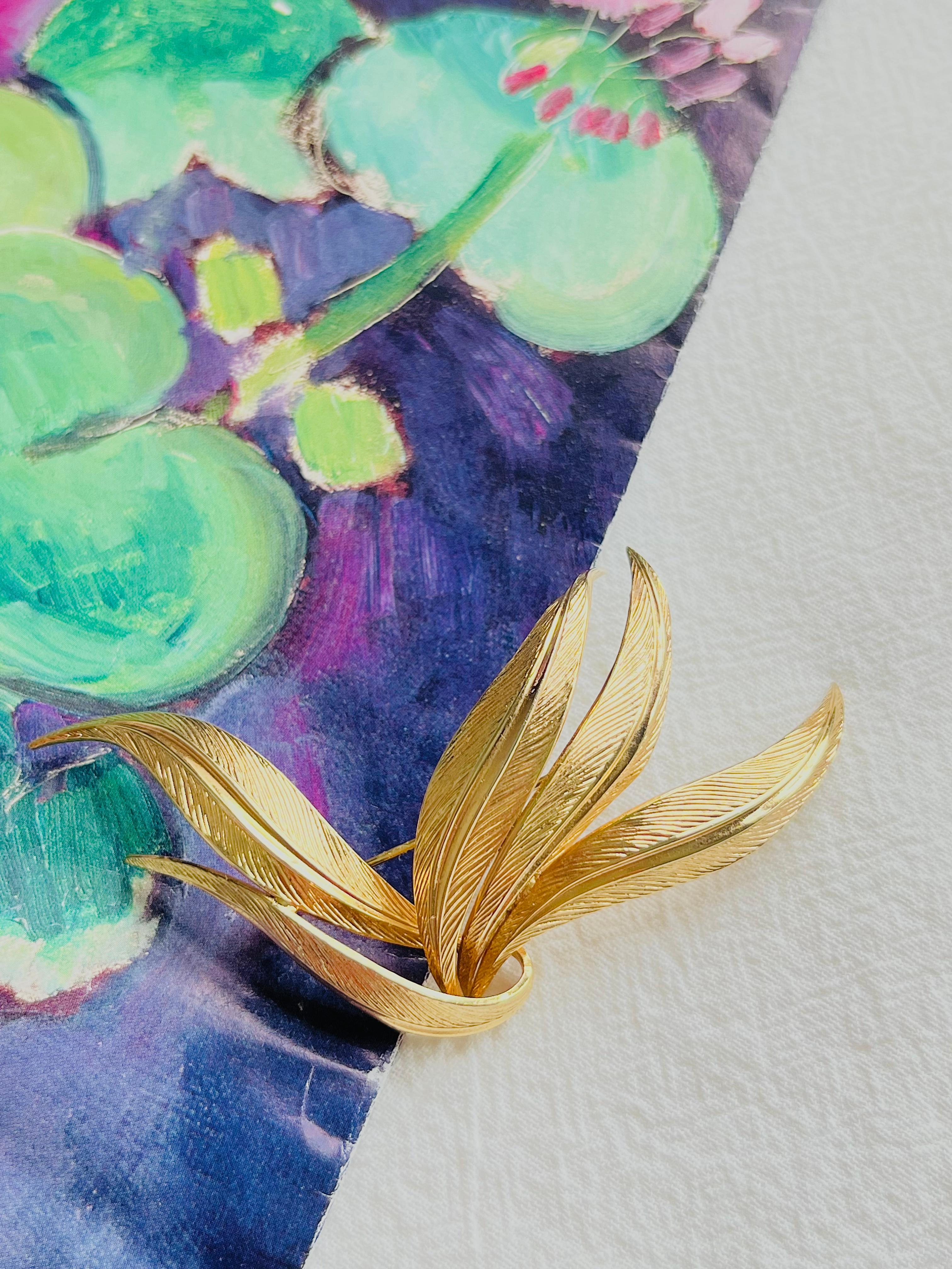 Christian Dior GROSSE 1962 Vintage Large Textured Wavy Leaf Flower Brooch, Gold Tone

Very good condition. 100% Genuine. Rare to find.

Safety-catch pin closure. Signed Grosse 1962 on the back.

Size: 8.0 cm x 5.0 cm.

Weight: 10.0 g.

_ _ _

Great