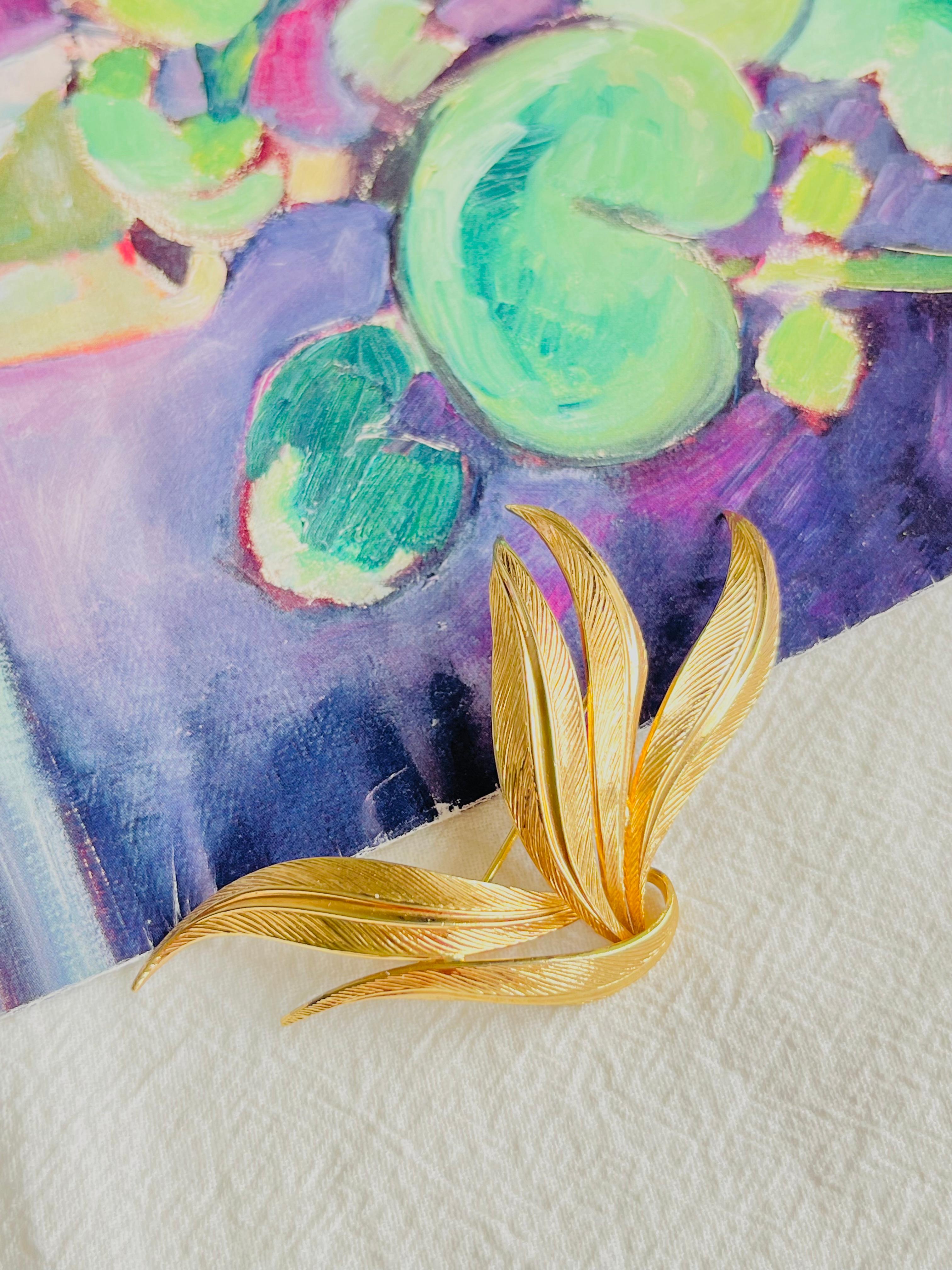 Christian Dior GROSSE 1962 Vintage Large Textured Wavy Leaf Flower Gold Brooch In Excellent Condition In Wokingham, England