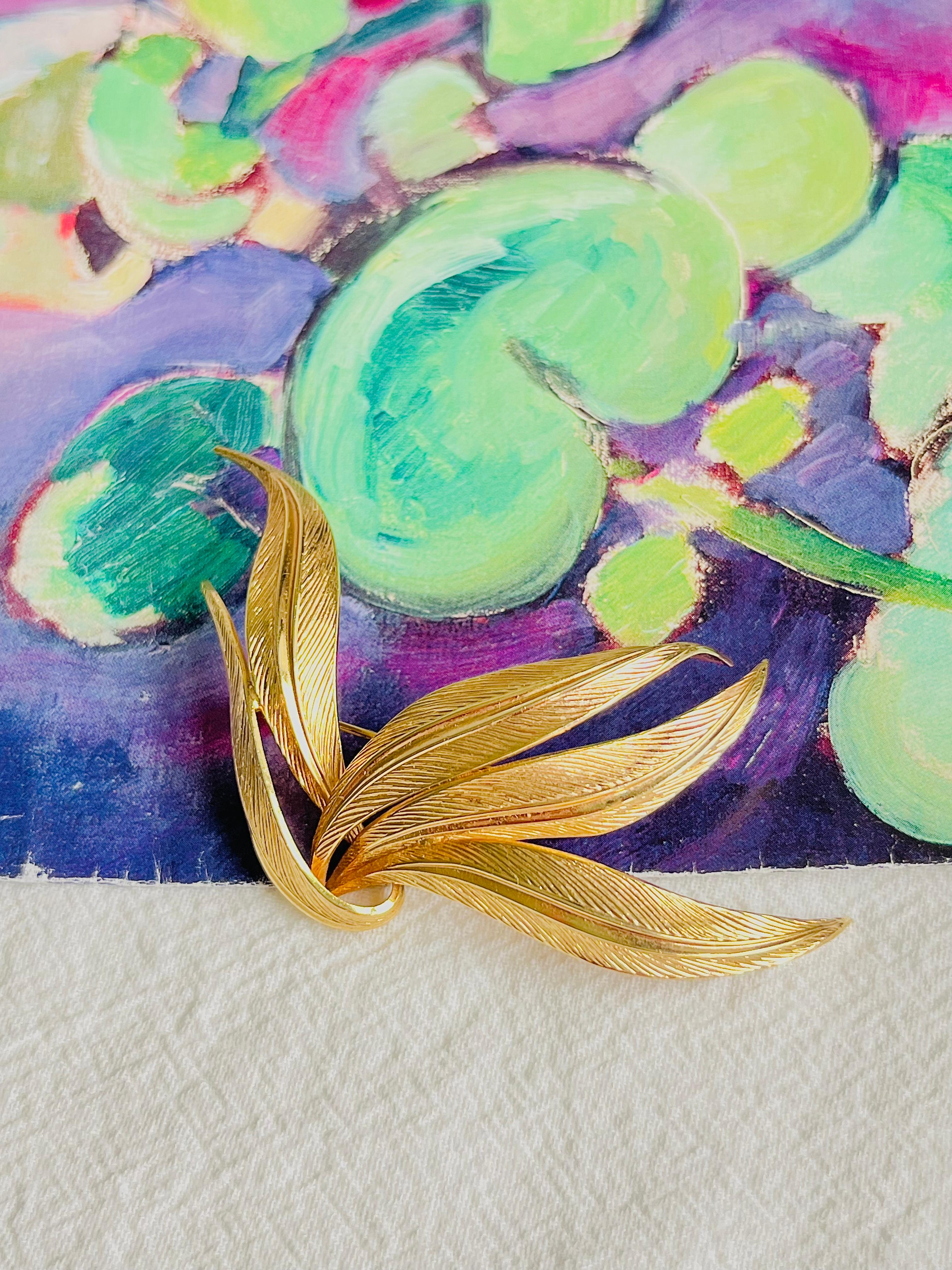 Women's or Men's Christian Dior GROSSE 1962 Vintage Large Textured Wavy Leaf Flower Gold Brooch