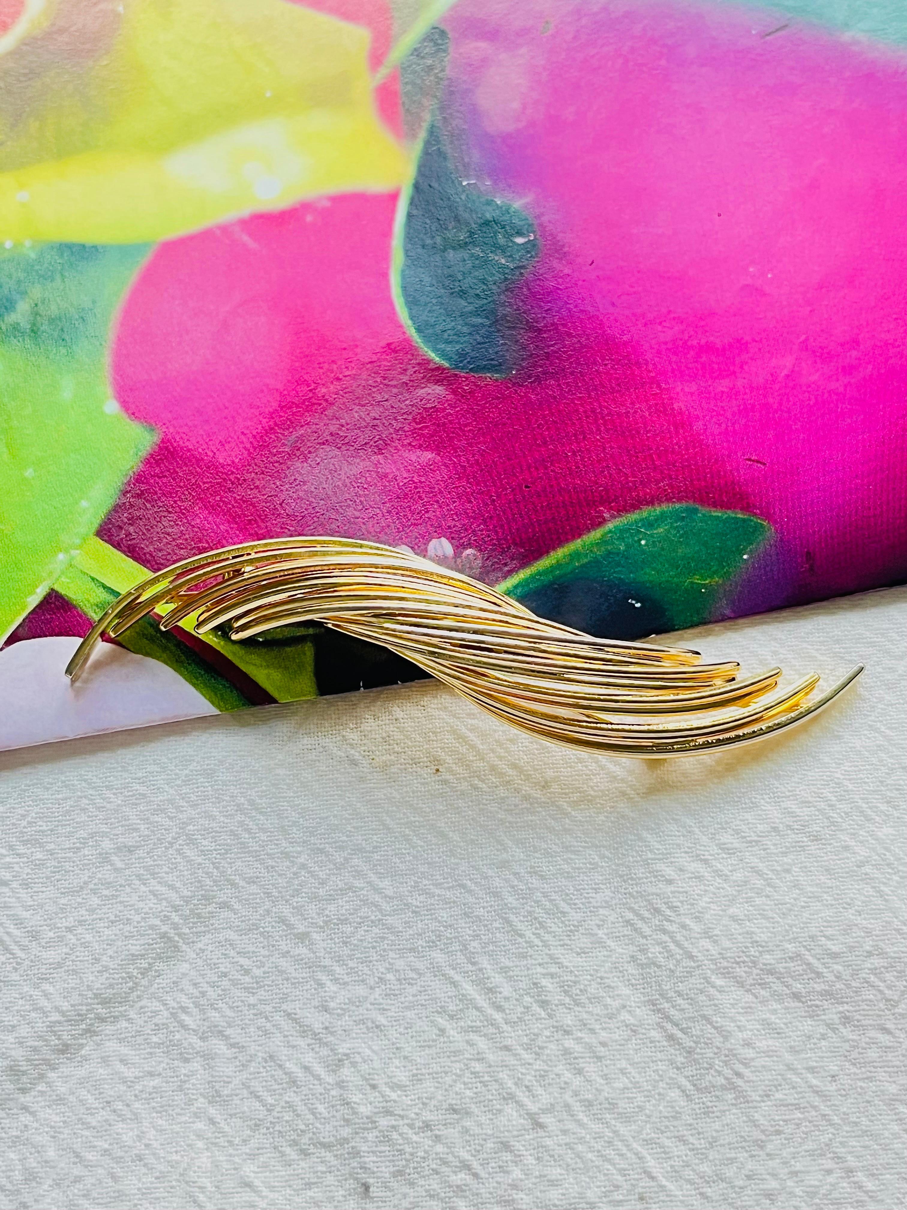 Christian Dior GROSSE 1962 Vintage Long Modernist Spiral Lines Openwork Brooch, Gold Tone

Very good condition. Maybe light scratches or colour loss, barely noticeable. 100% Genuine.

Safety-catch pin closure. Signed Grosse 1962 on the back.

Size: