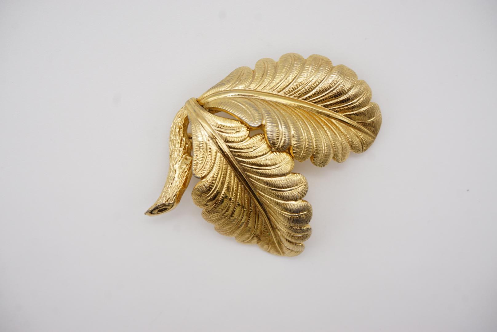 Christian Dior GROSSE 1962 Vintage Textured Double Palm Tree Leaf Gold Brooch In Excellent Condition For Sale In Wokingham, England