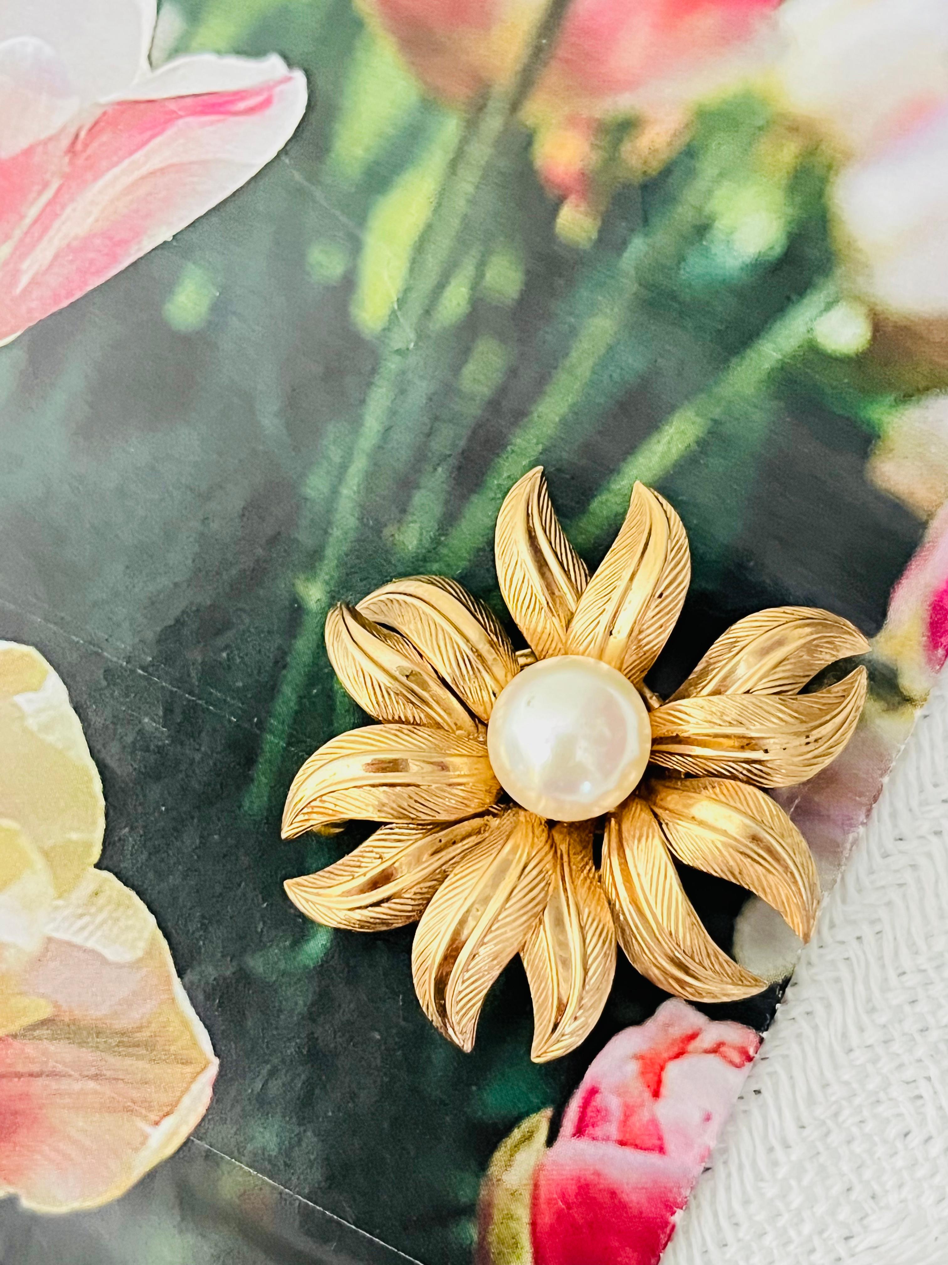 Christian Dior GROSSE 1962 Vintage White Round Pearl Leaf Blossom