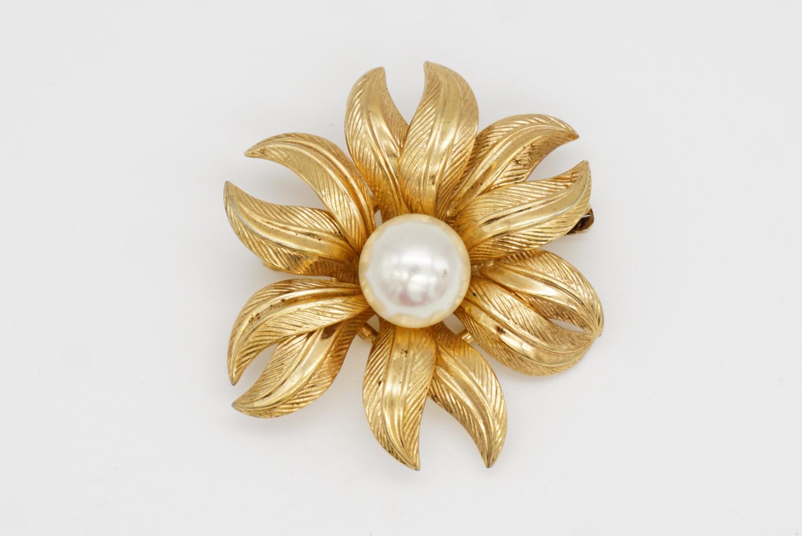 Christian Dior GROSSE 1962 Vintage White Round Pearl Leaf Blossom