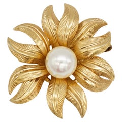 Christian Dior GROSSE 1962 Spilla vintage di perle tonde bianche a forma di fiore di foglia