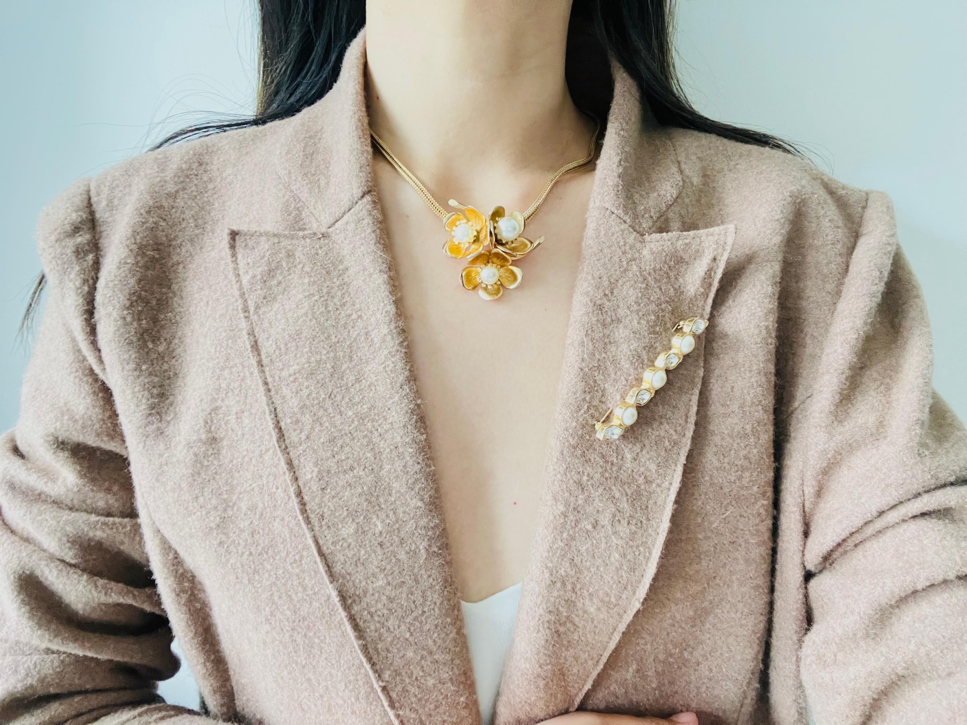 Christian Dior GROSSE 1963 Grande Trio di Perle Bianche Collana Floreale Fior di Prugna in vendita 5