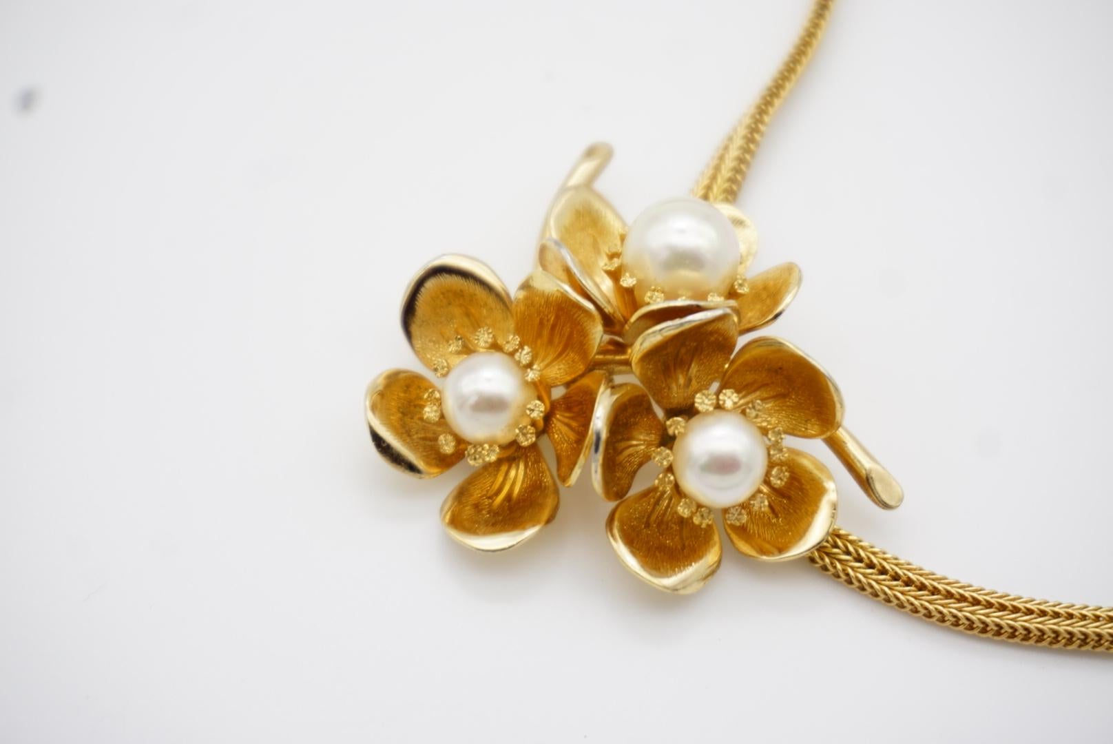 Christian Dior GROSSE 1963 Gran Trío Perlas Blancas Collar Floral Flor de Ciruelo en venta 8