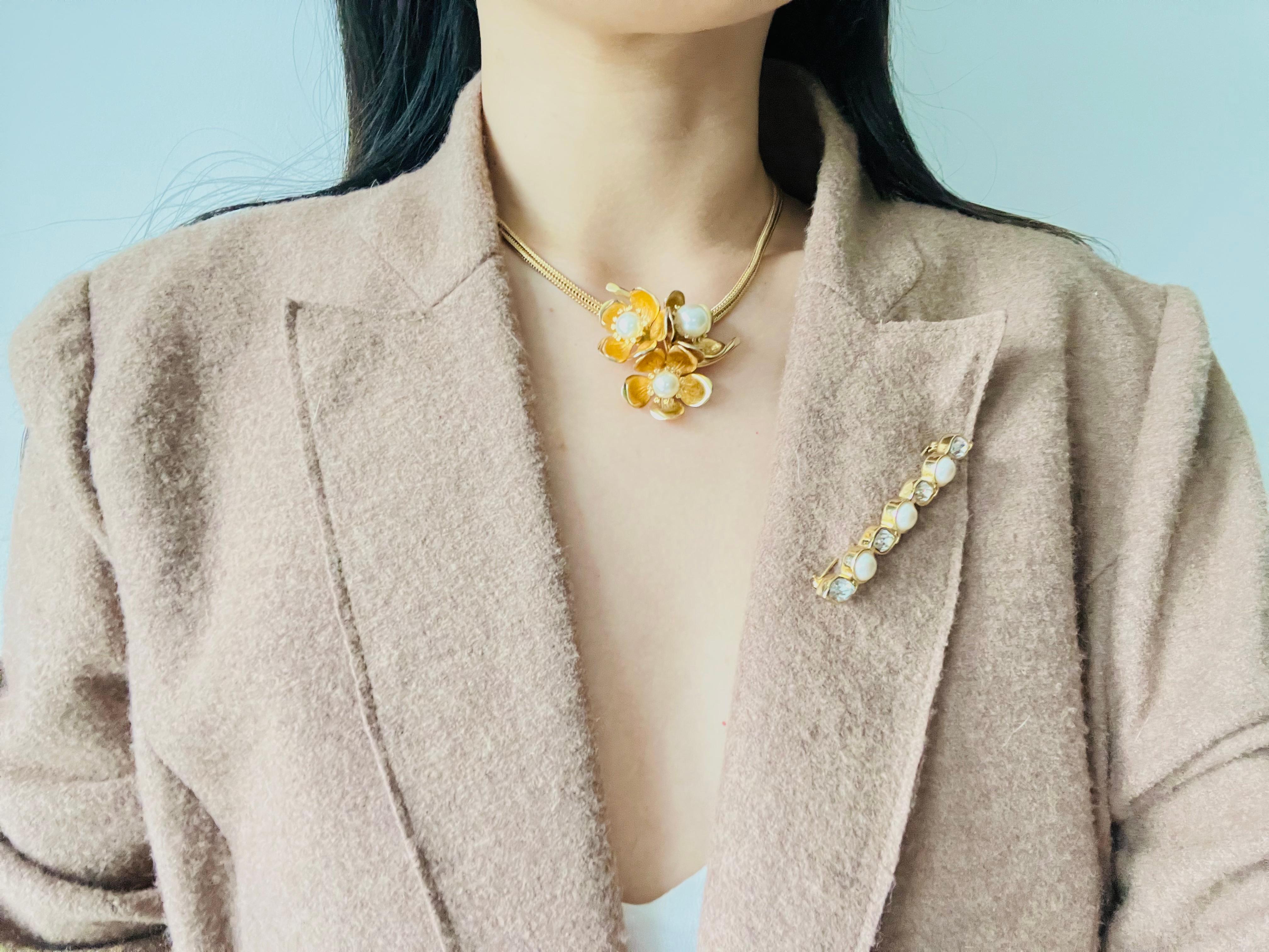 Christian Dior GROSSE 1963 Gran Trío Perlas Blancas Collar Floral Flor de Ciruelo en venta 2