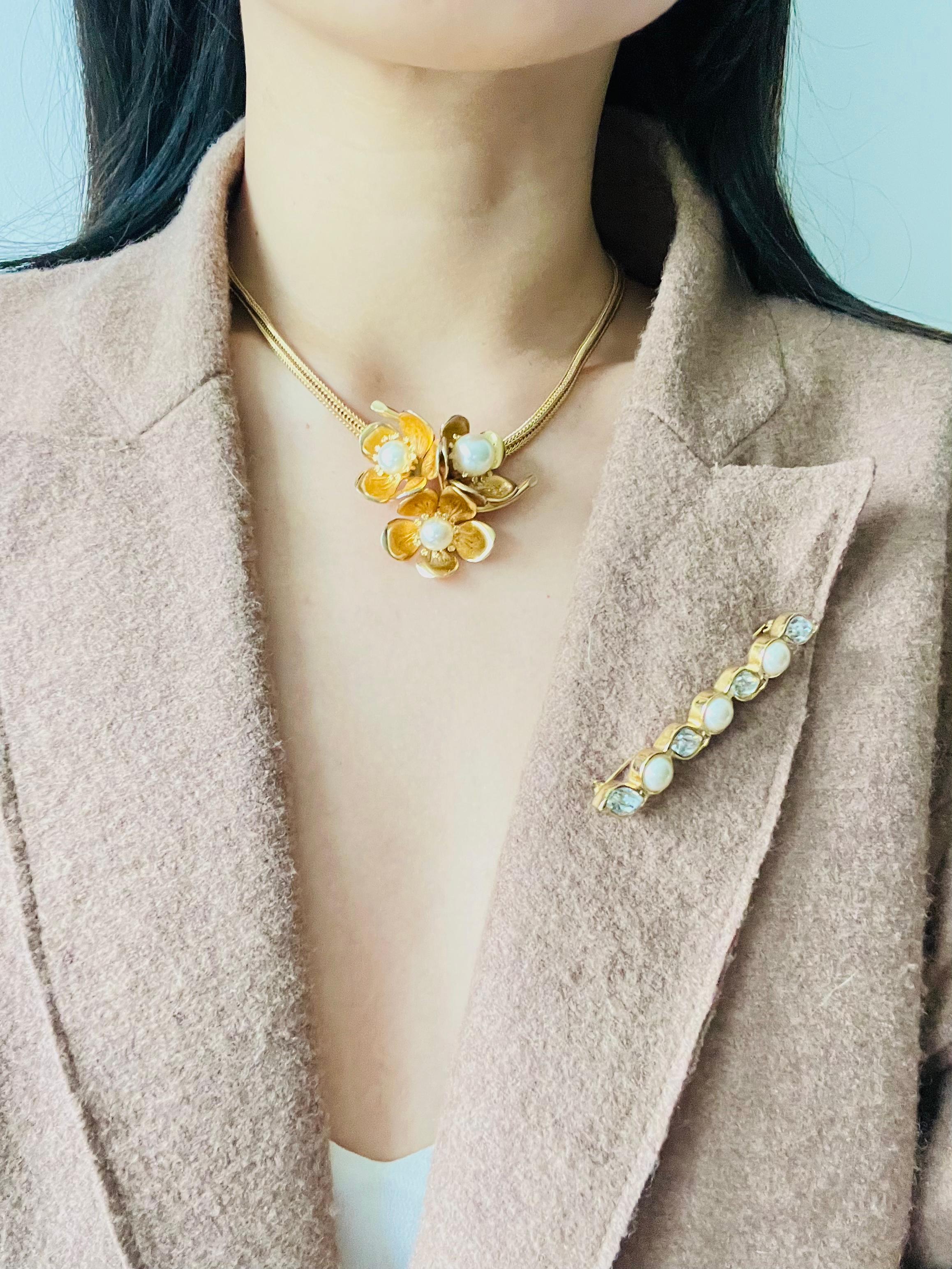 Christian Dior GROSSE 1963 Grande Trio di Perle Bianche Collana Floreale Fior di Prugna in vendita 3