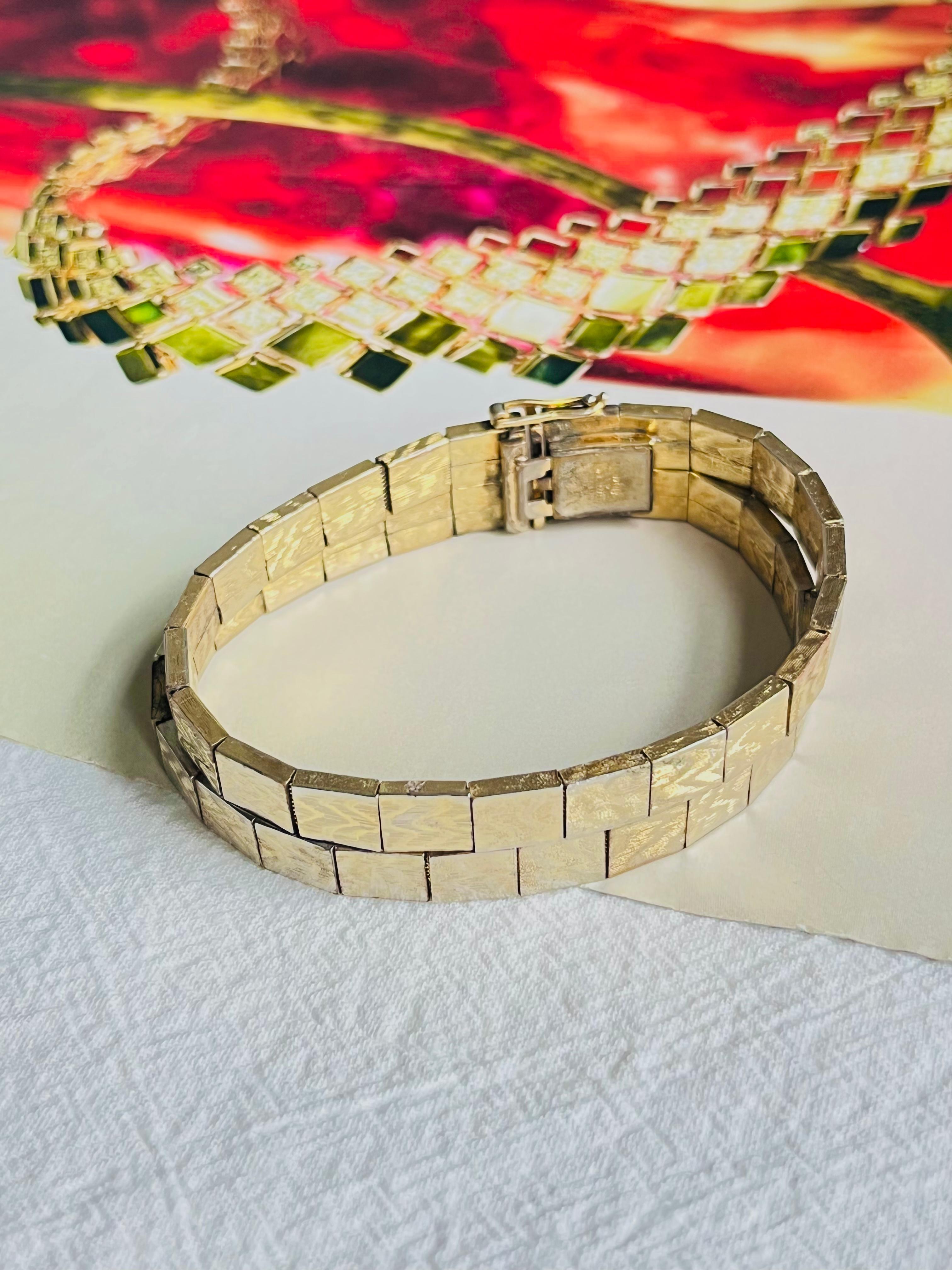Christian Dior GROSSE 1963 Unisex Double Hinged Rolled Cube Link Cuff Bracelet, Gold Tone

A very beautiful bracelet by GROSSE, signed at the back. 100% Genuine.

Good condition, light scratches and colour loss, still good to wear.

Size: 18.5 *1.0