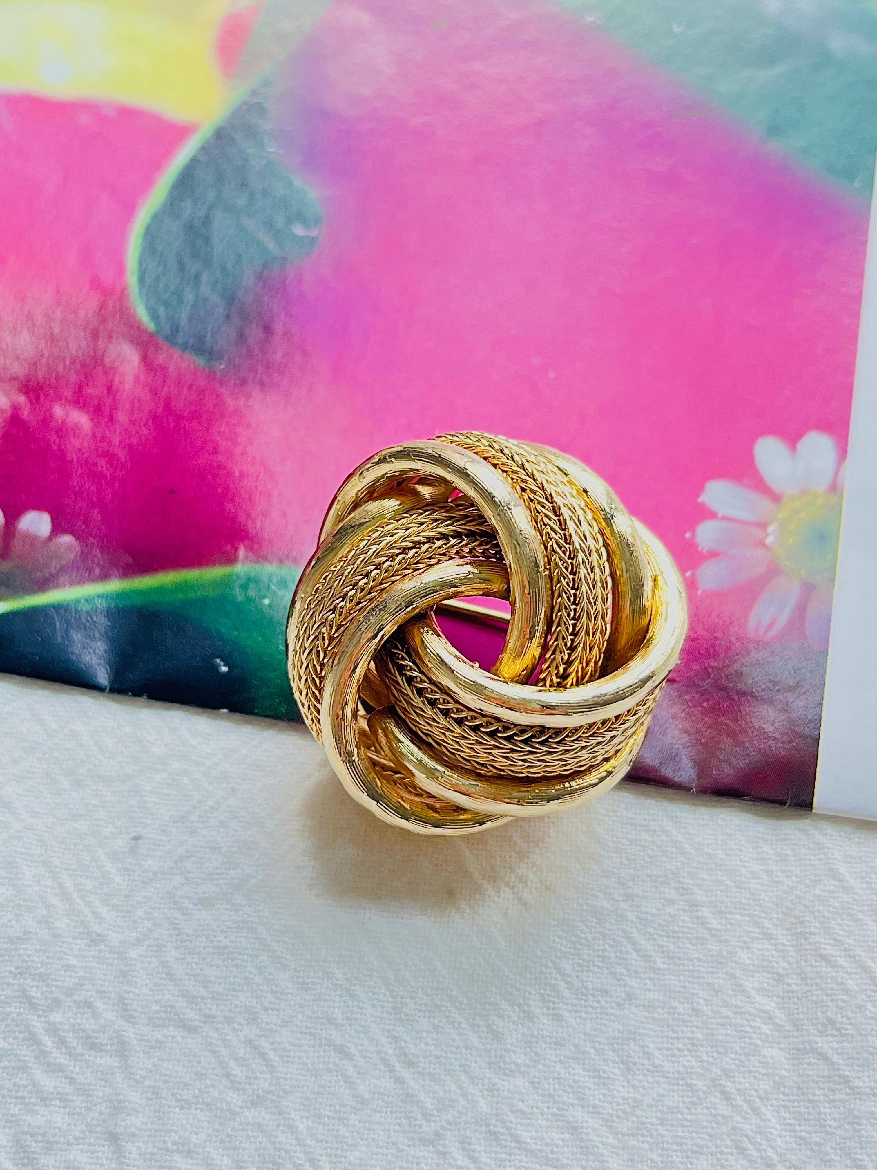 Christian Dior GROSSE 1963 Vintage Knot Rope Glow Mesh Swirl Twist Dome Round Chunky Brooch, Gold Tone

Very excellent condition. 100% Genuine.

A unique piece. This gold plated stylised brooch. Safety-catch pin closure, signed on the back.

Size:
