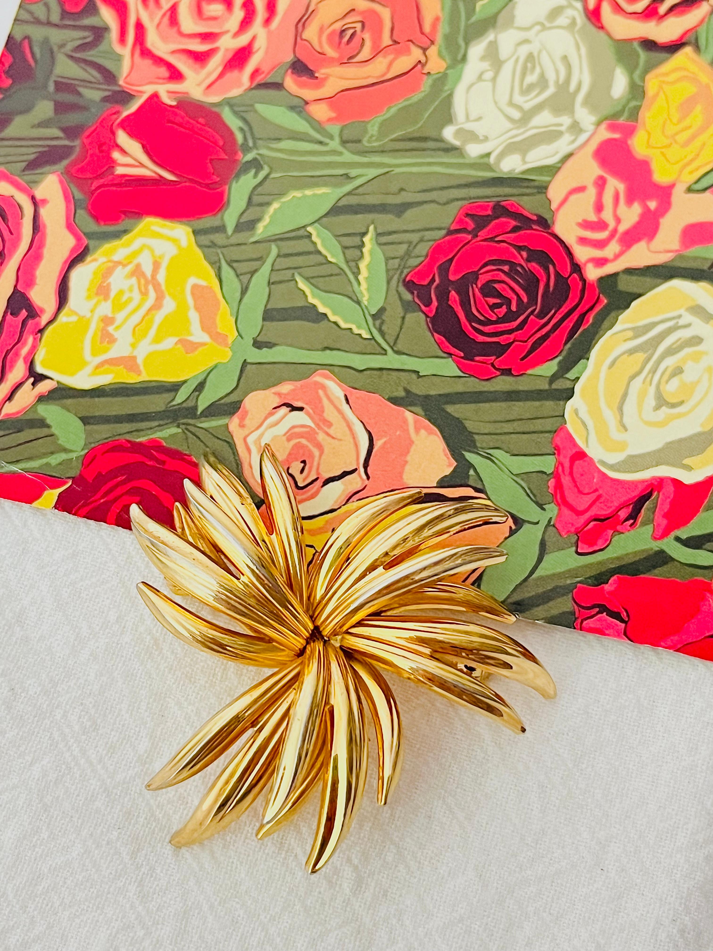 Christian Dior GROSSE 1963 Vintage Large Flourish Flower Layer Trio Leaf Brooch, Gold Tone

Very good condition. Very light colour loss, barely noticeable. Rare to find. A unique piece. 100% Genuine.

This gold plated stylised brooch. Safety-catch