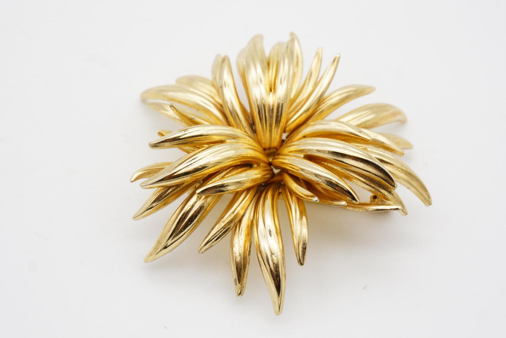 Christian Dior GROSSE 1963 Vintage Large Flower Blossom Layer Leaf Gold Brooch For Sale 5