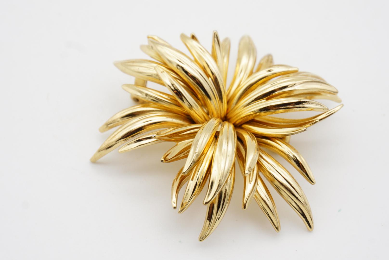 Christian Dior GROSSE 1963 Vintage Large Flower Blossom Layer Leaf Gold Brooch For Sale 7