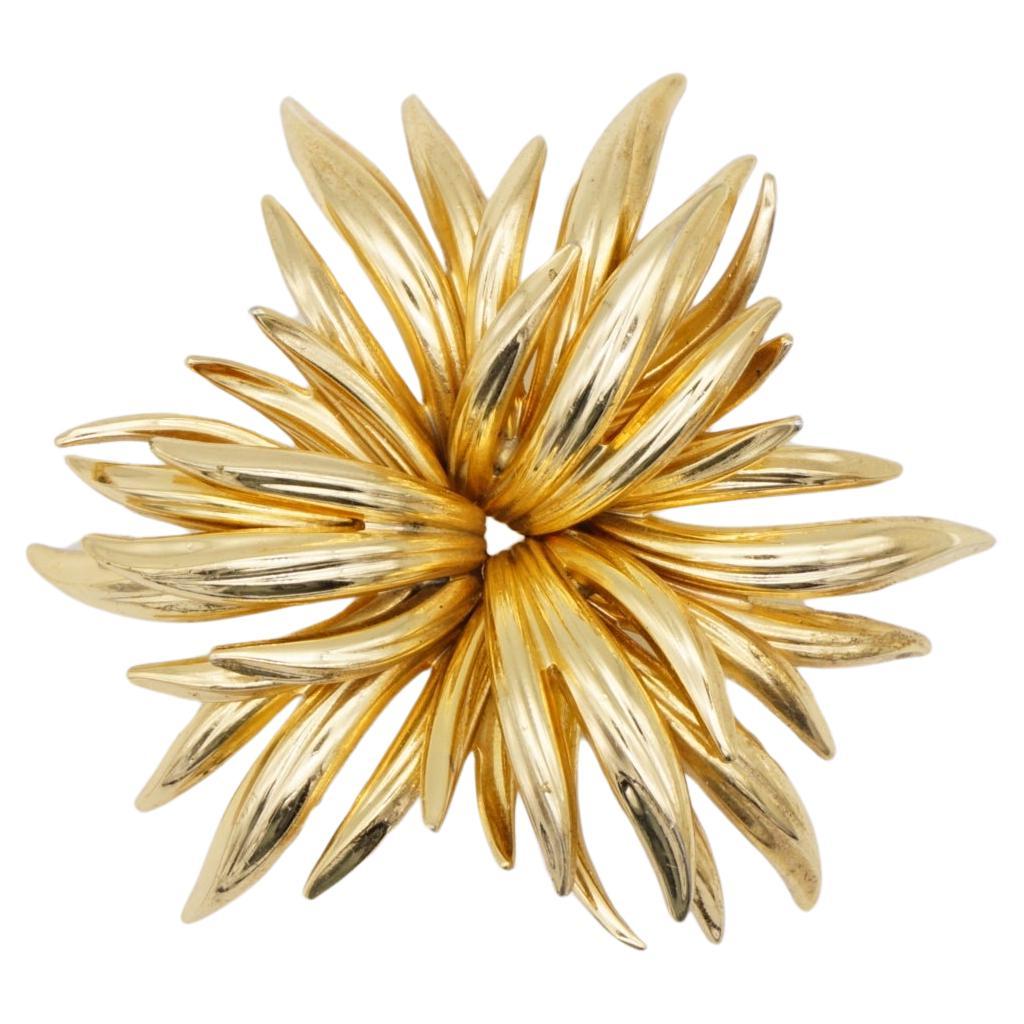 Christian Dior GROSSE 1963 Broche Vintage Gran Flor Hoja Capa, Tono Dorado

Muy buen estado. Raro de encontrar. Una pieza única. 100% auténtica.

Este broche estilizado chapado en oro. Cierre con pasador de seguridad, firmado en la parte