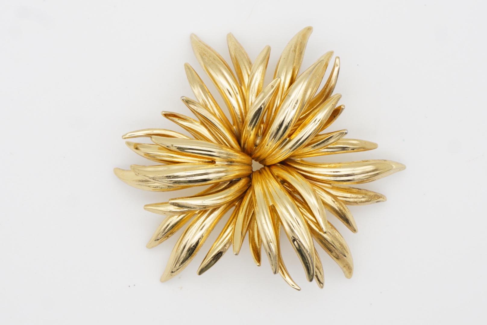 Christian Dior GROSSE 1963 Vintage Large Flower Blossom Layer Leaf Gold Brooch For Sale 4