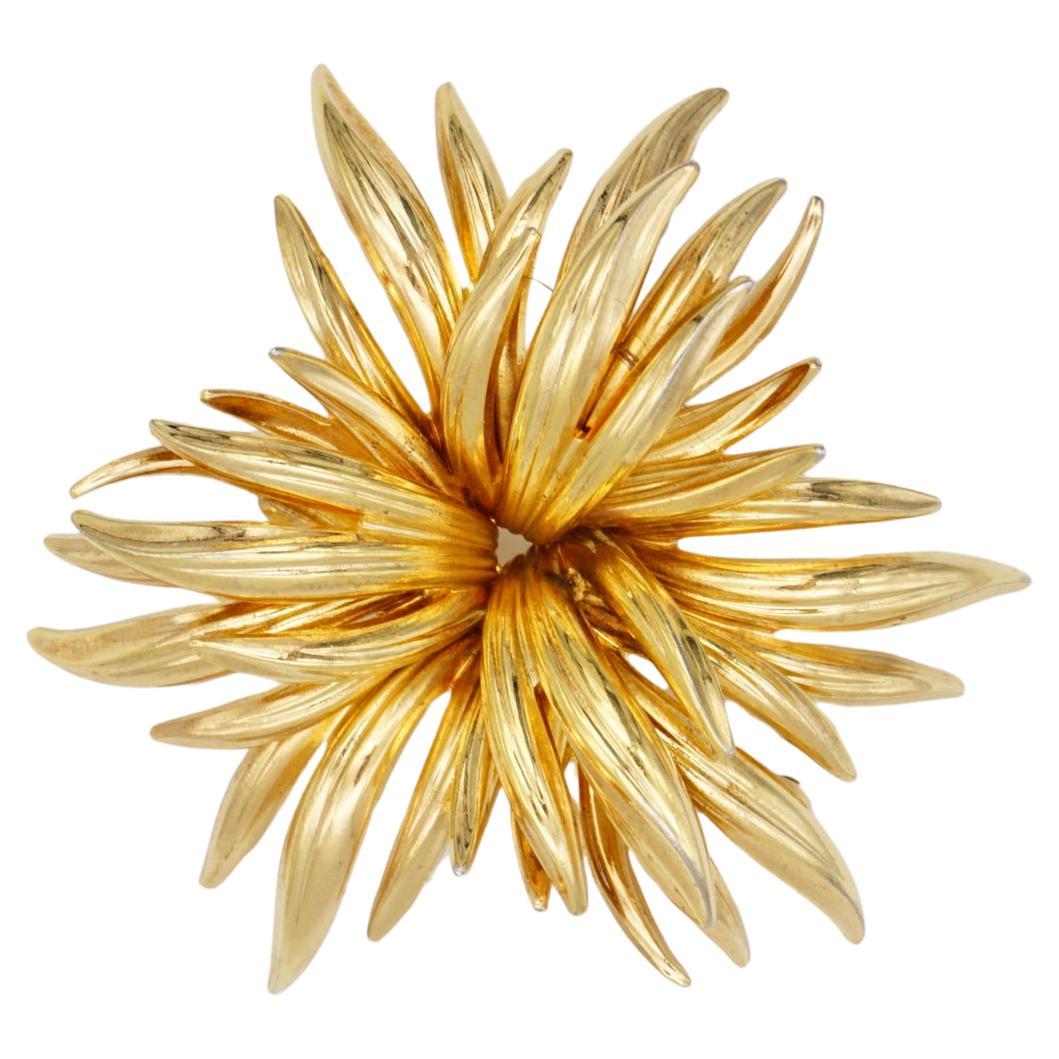 Christian Dior GROSSE 1963 Spilla d
oro a forma di foglia grande a strati con fiore in oro