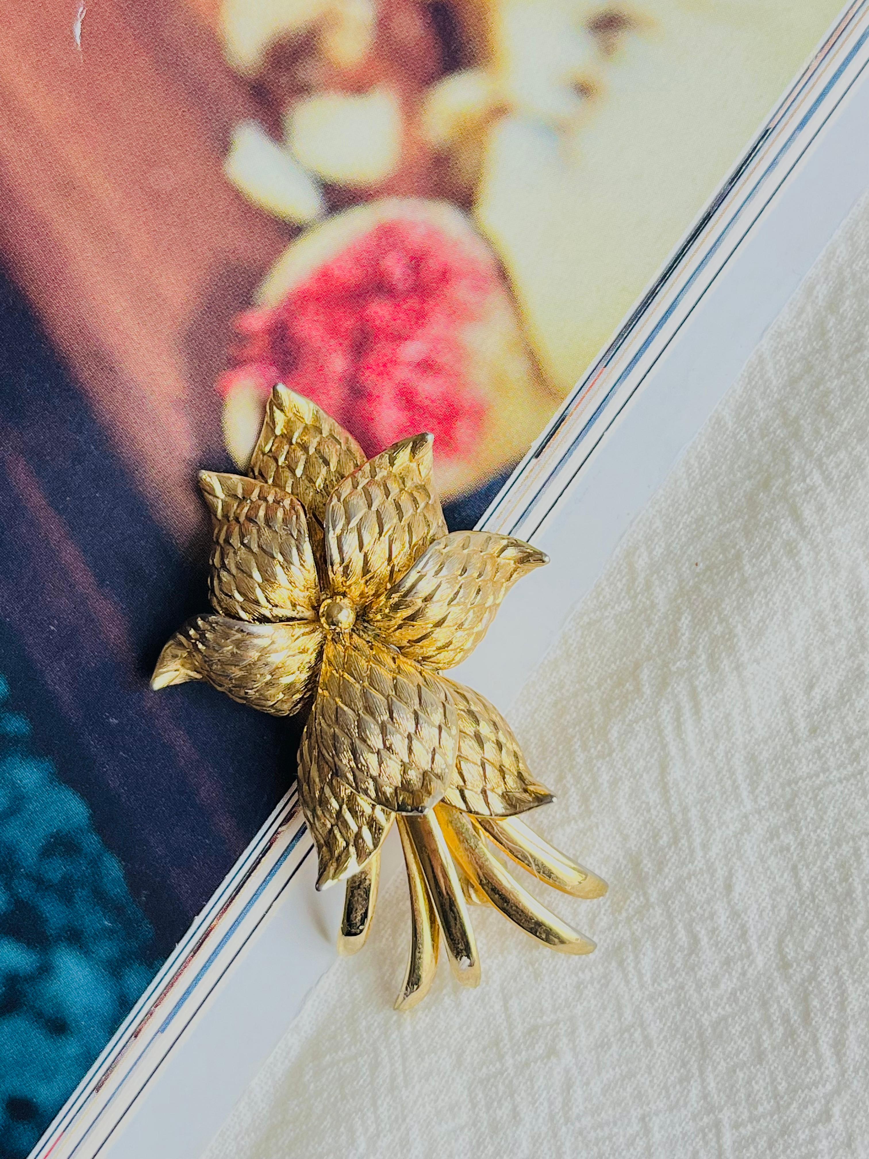 Very good condition. Some very light scratches, some colour loss, barely noticeable.

A unique piece. This gold plated stylised brooch. Safety-catch pin closure, signed on the back.

Size: 5.7 cm x 3.6 cm.

Weight: 13.0 g.

_ _ _

Great for everyday