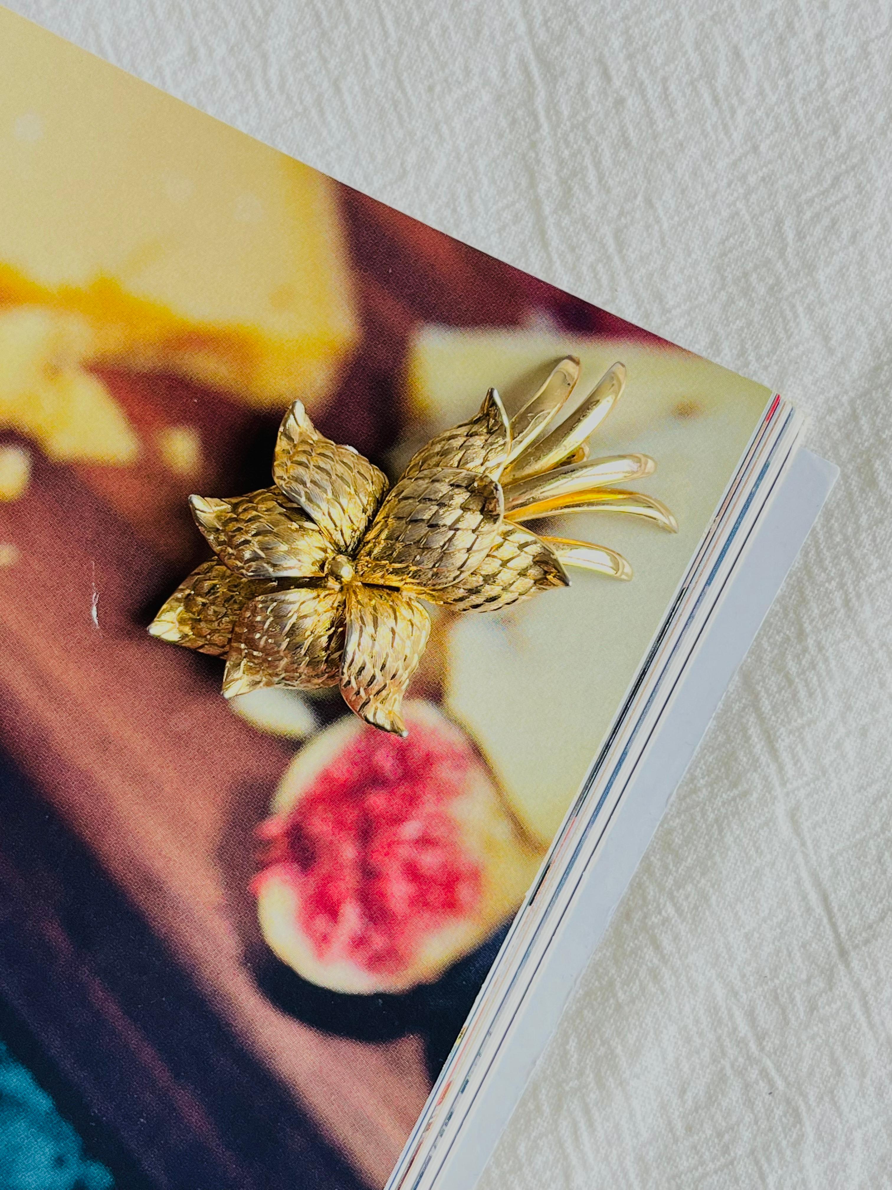 Christian Dior GROSSE 1963 Vintage Lange geschwungene Blumenblumen-Brosche aus Kiefernholz mit Knospen im Zustand „Gut“ im Angebot in Wokingham, England