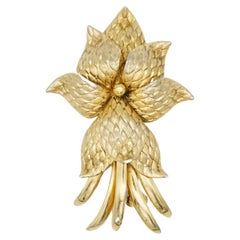 Christian Dior GROSSE 1963 Broche longue et incurvée en forme de fleurs et d'écorce de pin