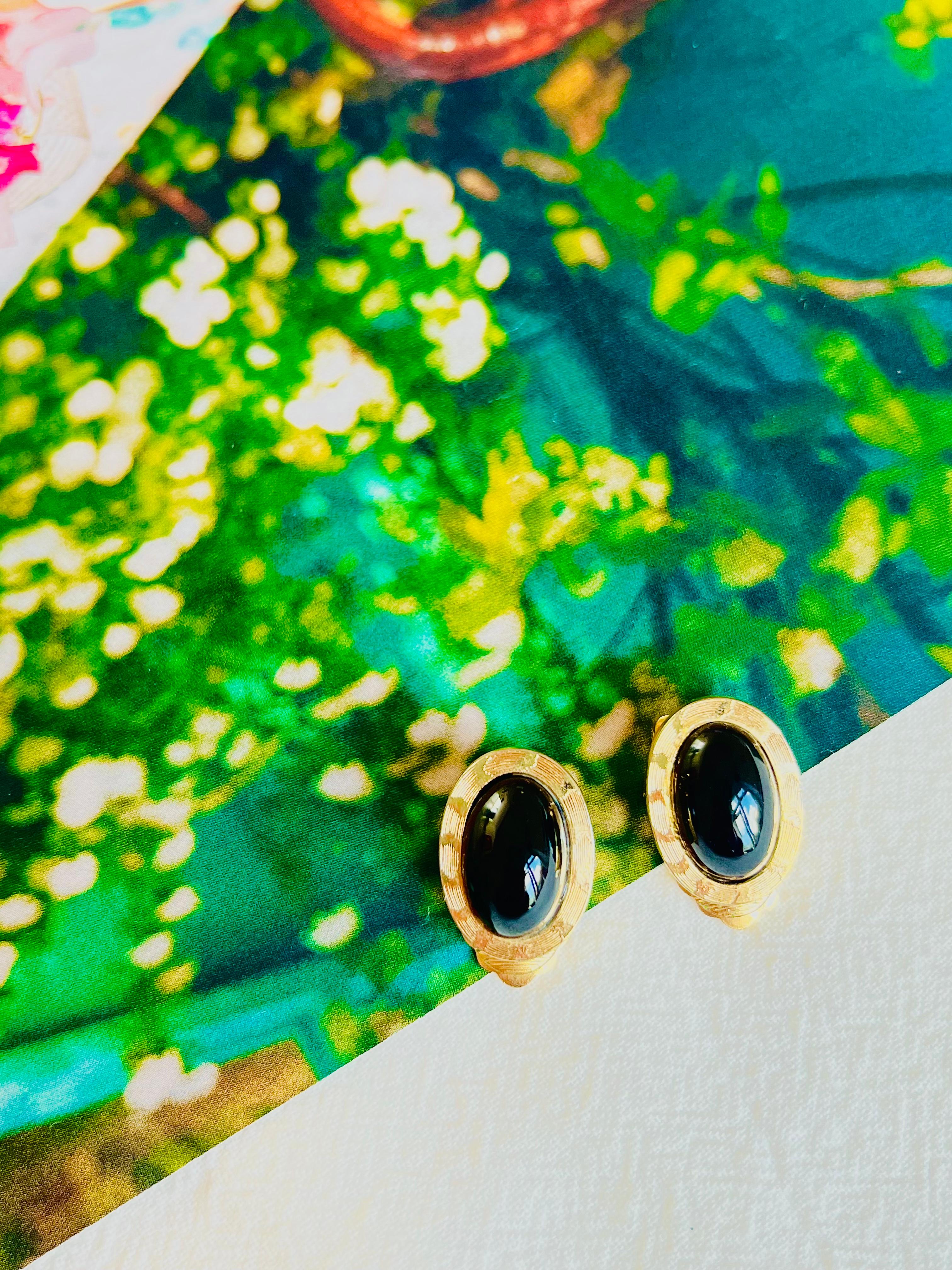 Christian Dior GROSSE 1963 Vintage Textured Black Oval Cabochon Clip Earrings, Gold Tone

Very good condition. 100% Genuine.

A very beautiful pair of clip on earrings, signed at the back.

Size: 1.9*1.4 cm.

Weight: 4.5 g/each.

_ _ _

Great for