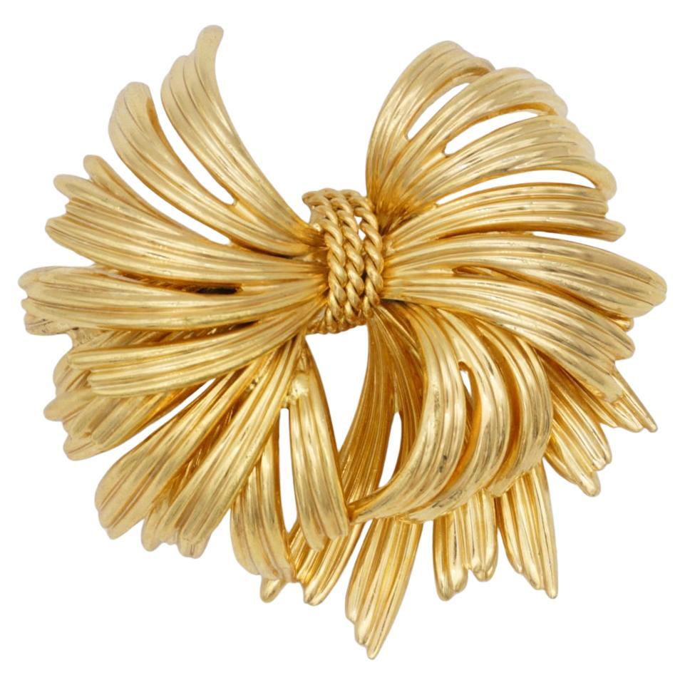 Christian Dior GROSSE 1964 Colgante Broche Flor Floreado de Doble Capa con Borla en venta