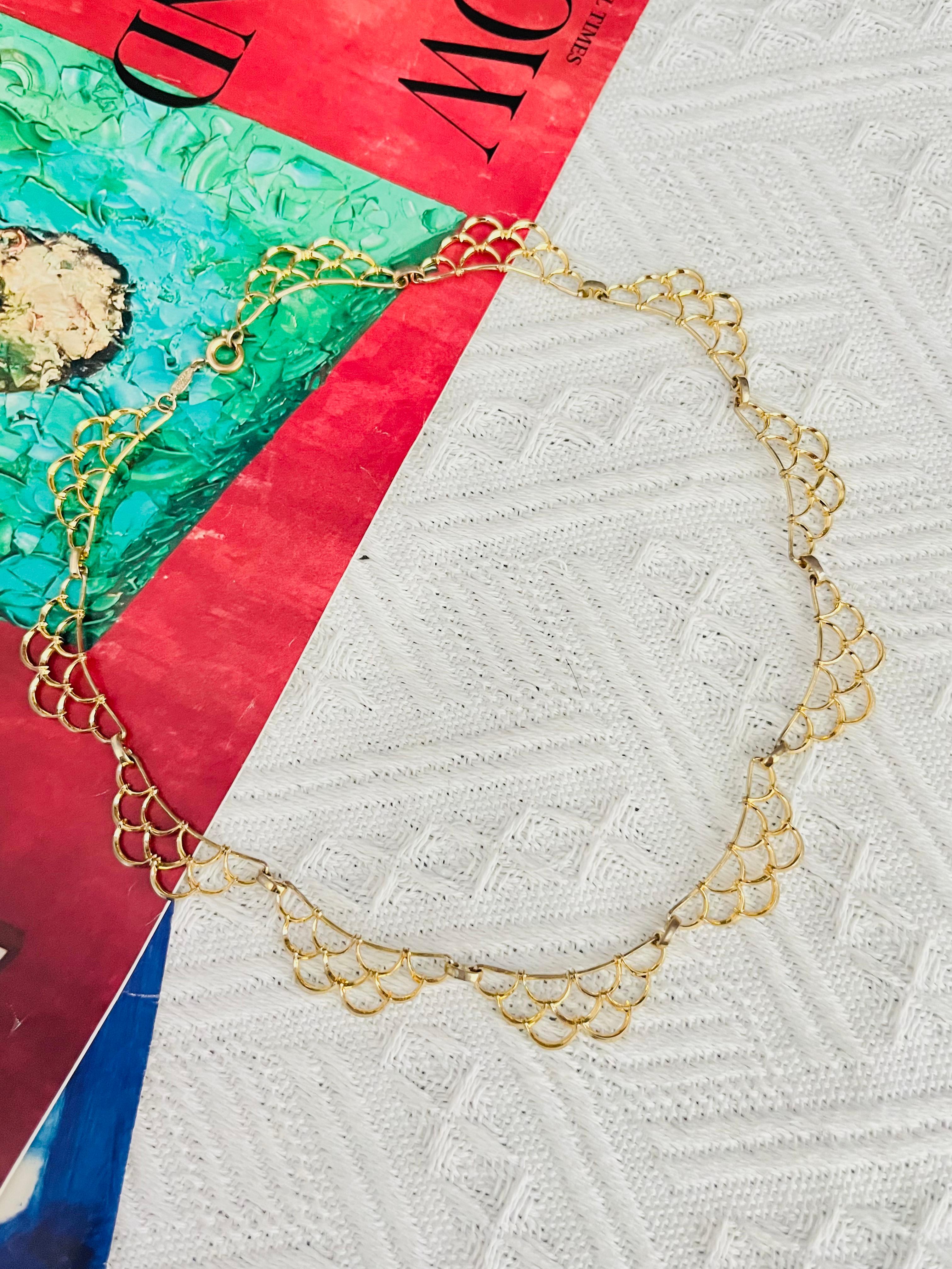 Christian Dior GROSSE 1964 Vintage Unisex Fish Scales Bib Curved Belly Half Circle Collar Coker Layer Elegant Modernist Necklace, Gold Plated

Good condition. Light scratches or colour loss, barely noticeable. 100% Genuine.

Signed at clasp. Rare to