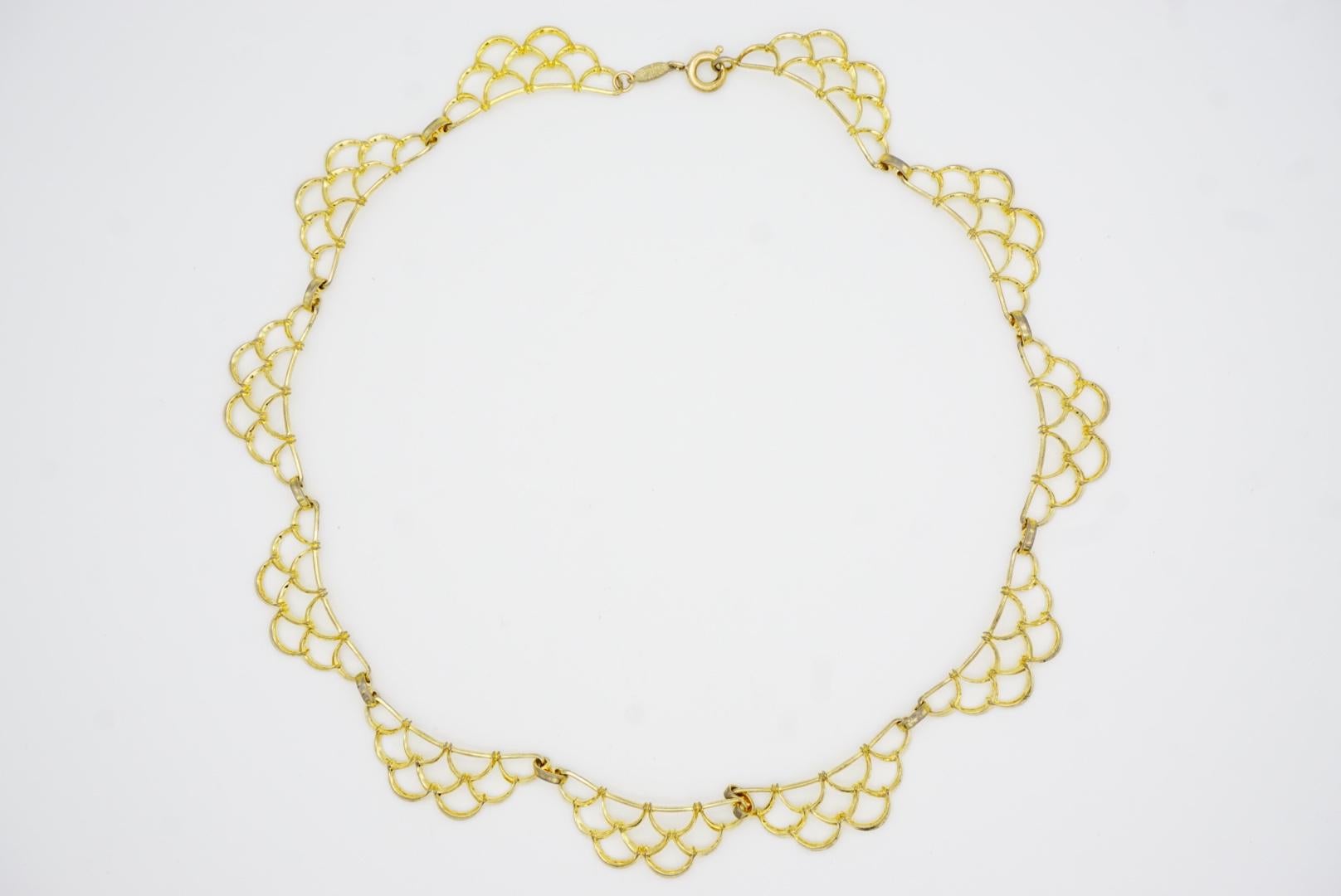Christian Dior GROSSE 1964, collier à plusieurs couches en forme d'écailles de poisson, courbé et cloche en vente 3