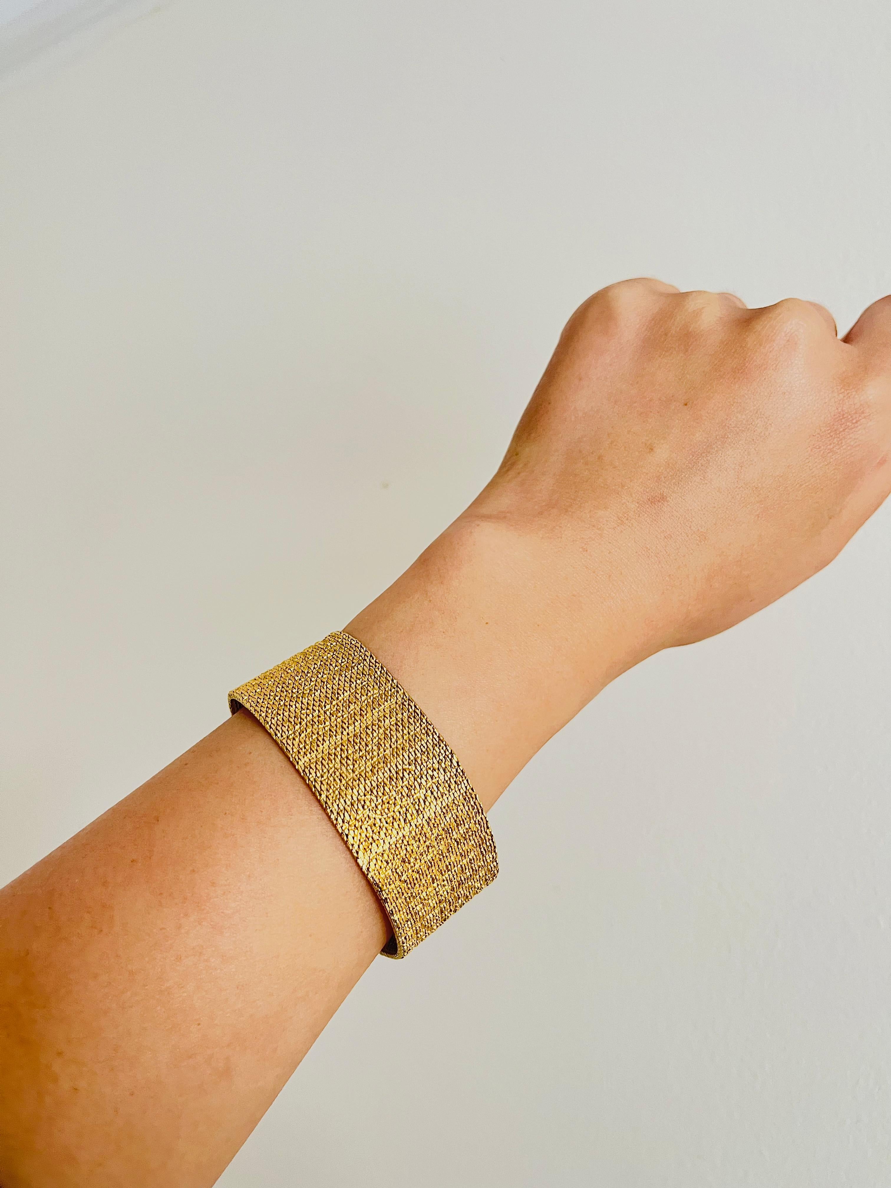 Christian Dior GROSSE 1964 Textured Mesh Woven Modernist Cuff Gold Bracelet In Excellent Condition In Wokingham, England