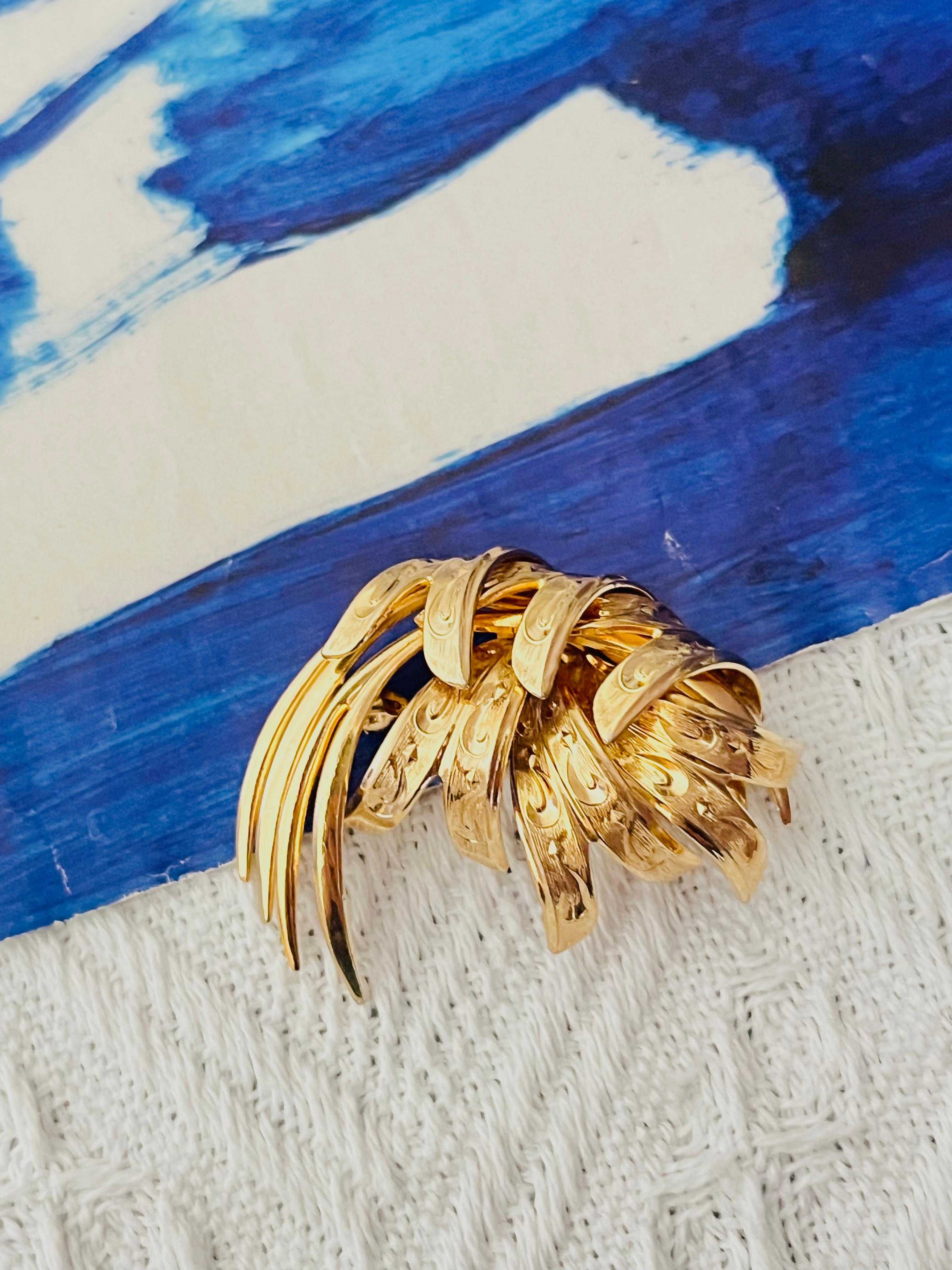Christian Dior GROSSE 1964 Vintage Abstracted Interlocked Twist Rope Leaf Feather Modernist Leaf Brooch, Gold Plated 

Very good condition. Very light colour loss or scratches, barely noticeable. 100% Genuine. 

A unique piece. This is gold plated