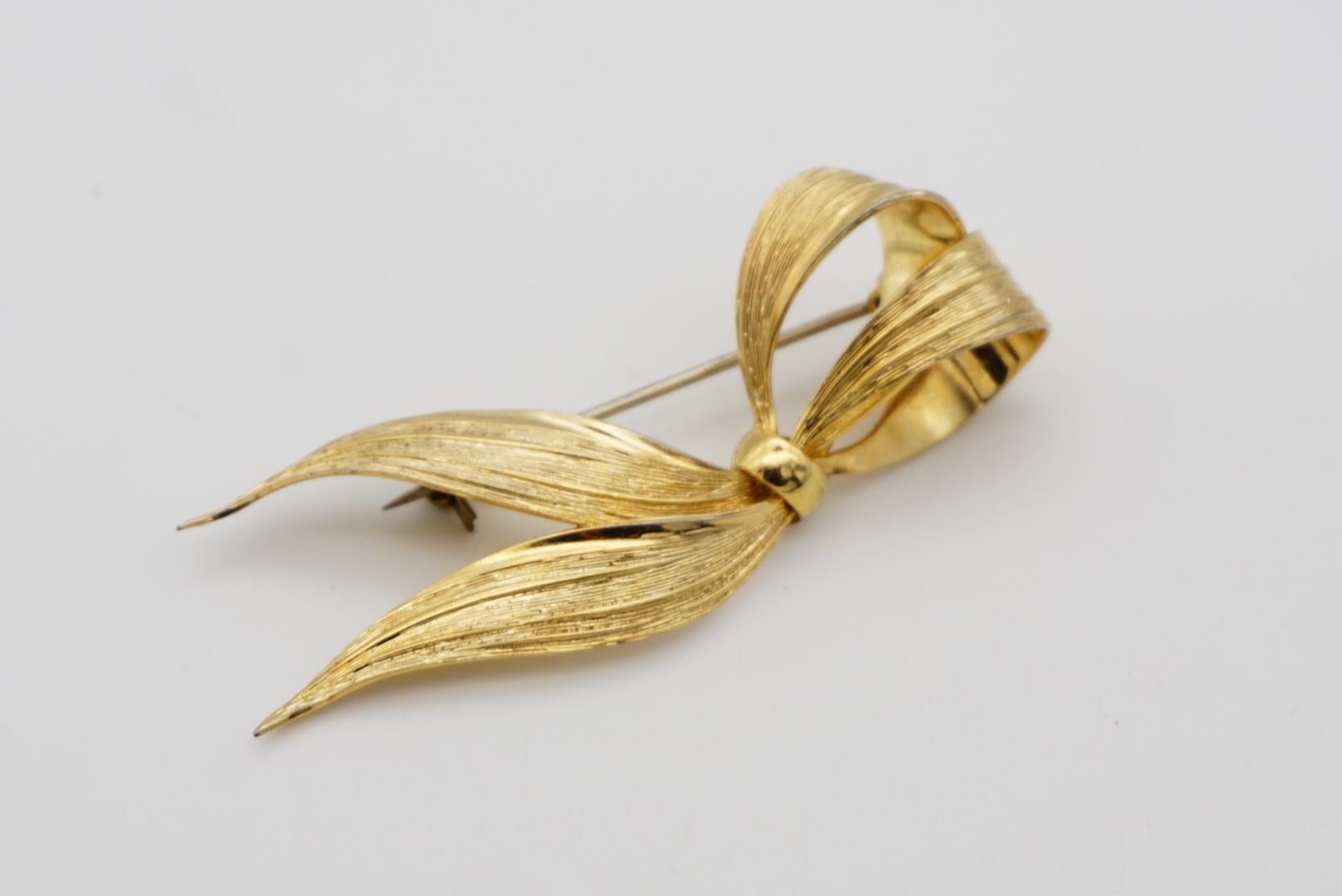 Christian Dior GROSSE 1964 Vintage Double Wavy Long Knot Bow Ribbon Gold Brooch For Sale 2