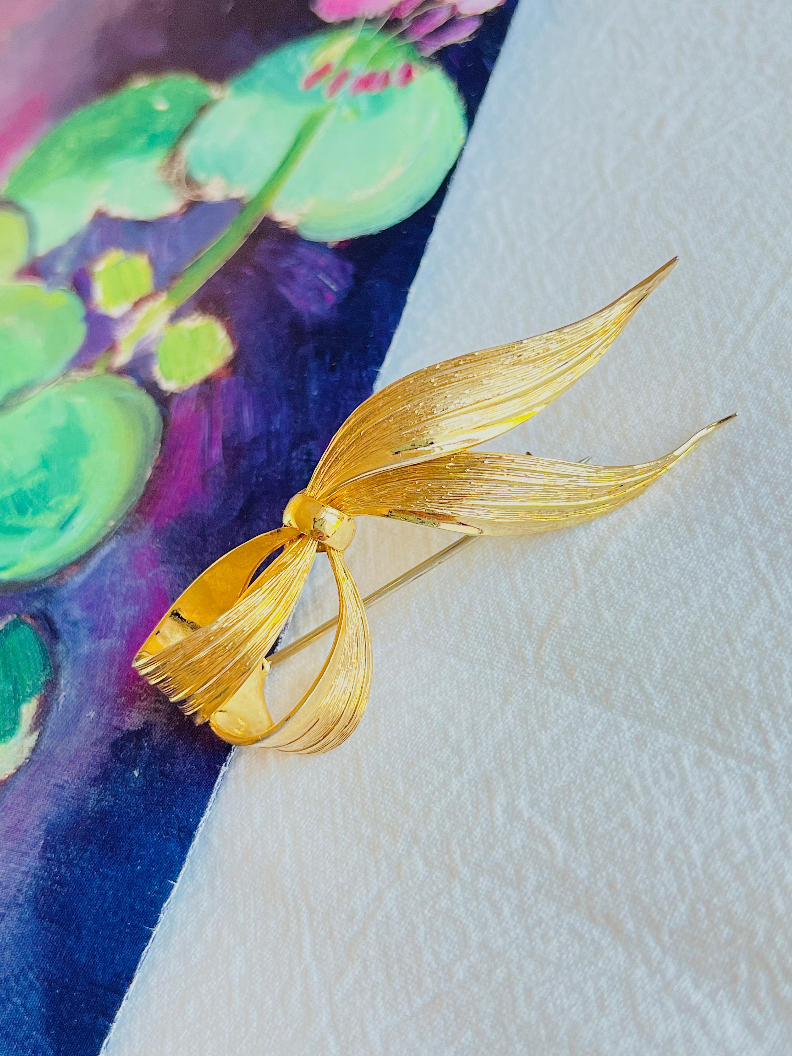 Christian Dior GROSSE 1964 Vintage Double Wavy Long Knot Bow Ribbon Gold Brooch In Good Condition For Sale In Wokingham, England