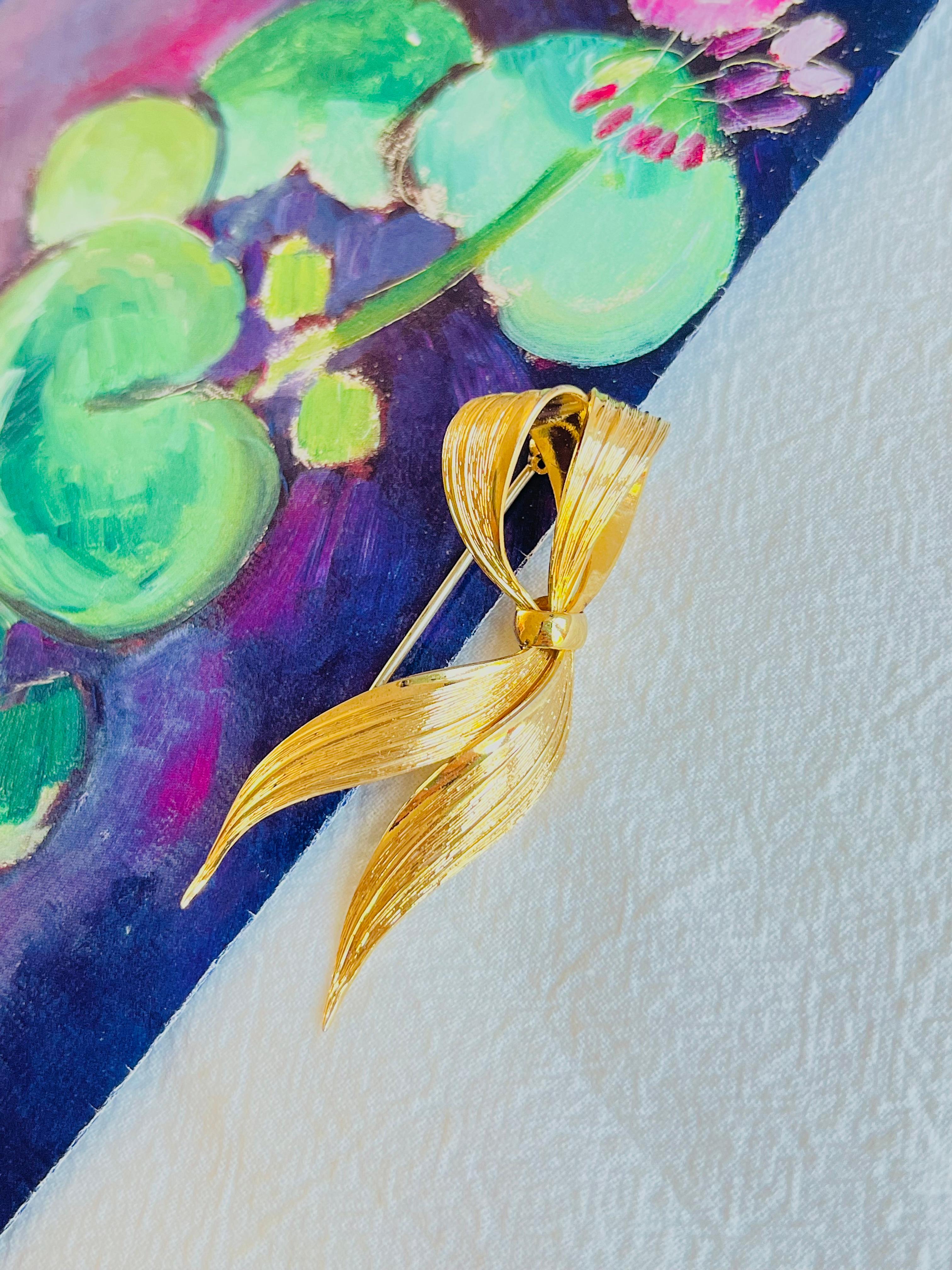 Women's or Men's Christian Dior GROSSE 1964 Vintage Double Wavy Long Knot Bow Ribbon Gold Brooch For Sale
