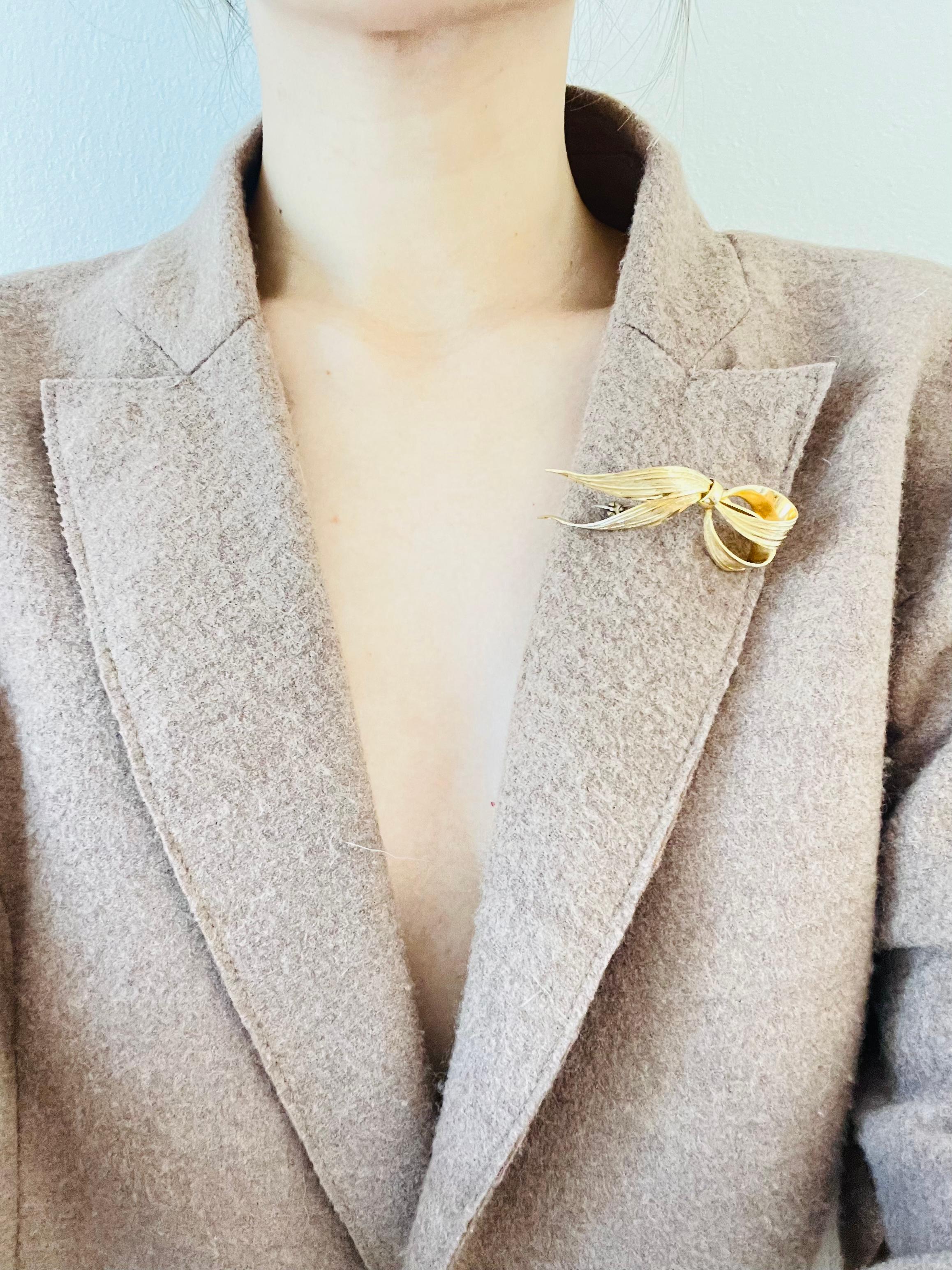 Christian Dior GROSSE 1964 Vintage Double Wavy Long Knot Bow Ribbon Gold Brooch For Sale 1