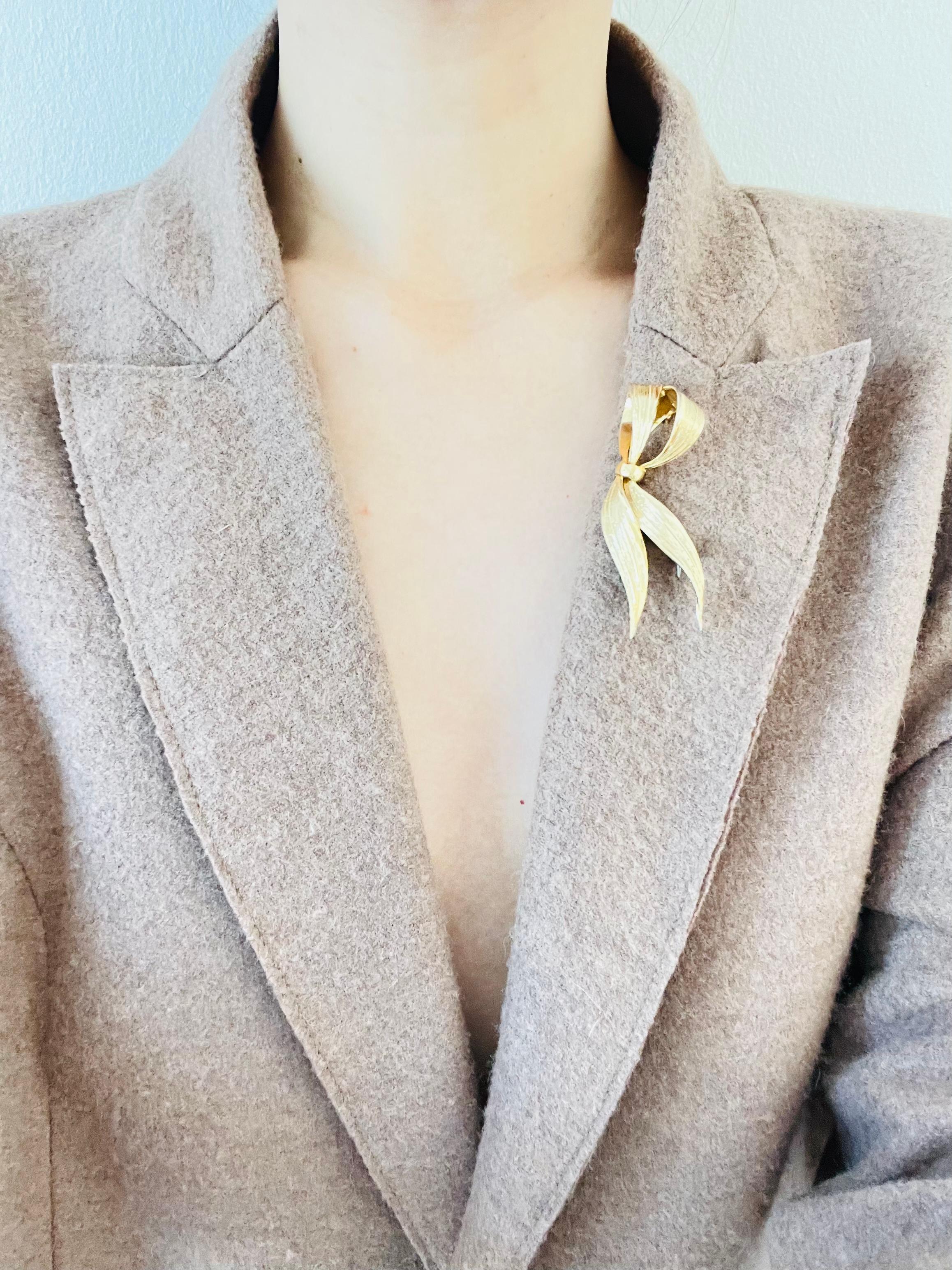 Christian Dior GROSSE 1964 Vintage Double Wavy Long Knot Bow Ribbon Gold Brooch For Sale 2